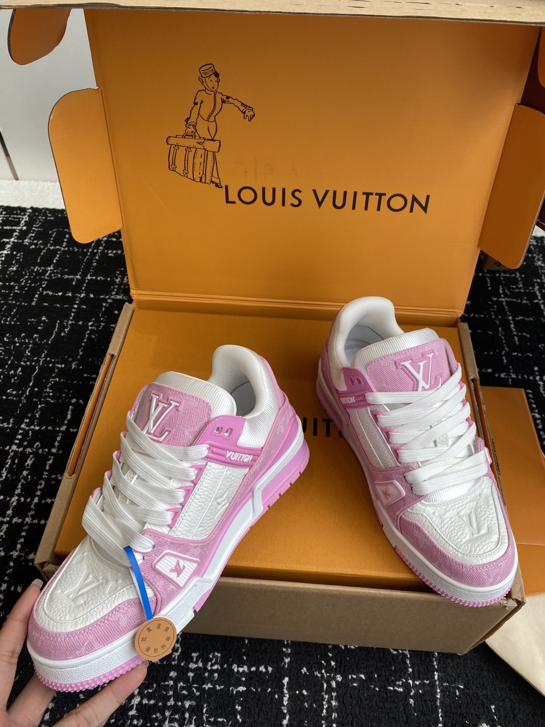 代购级(官网同步✈️盒包装)
Louis Vuitton 25ss 驴家的爆款!trainer板鞋,每个
