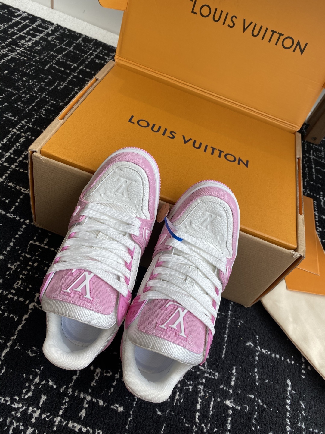 代购级(官网同步✈️盒包装)
Louis Vuitton 25ss 驴家的爆款!trainer板鞋,每个