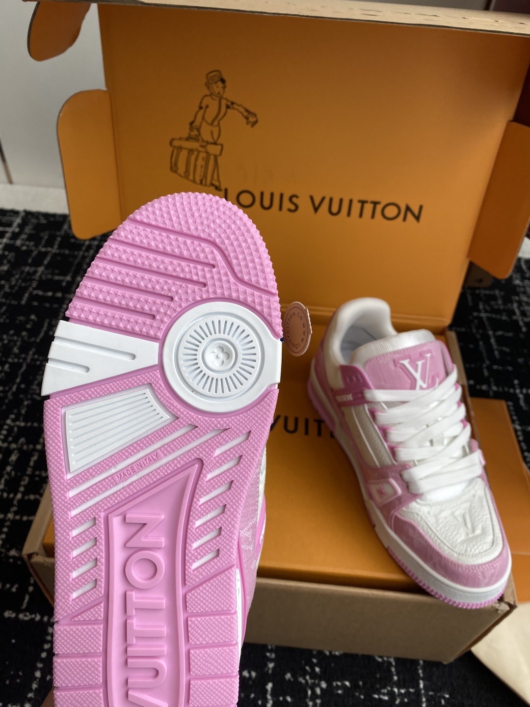 代购级(官网同步✈️盒包装)
Louis Vuitton 25ss 驴家的爆款!trainer板鞋,每个
