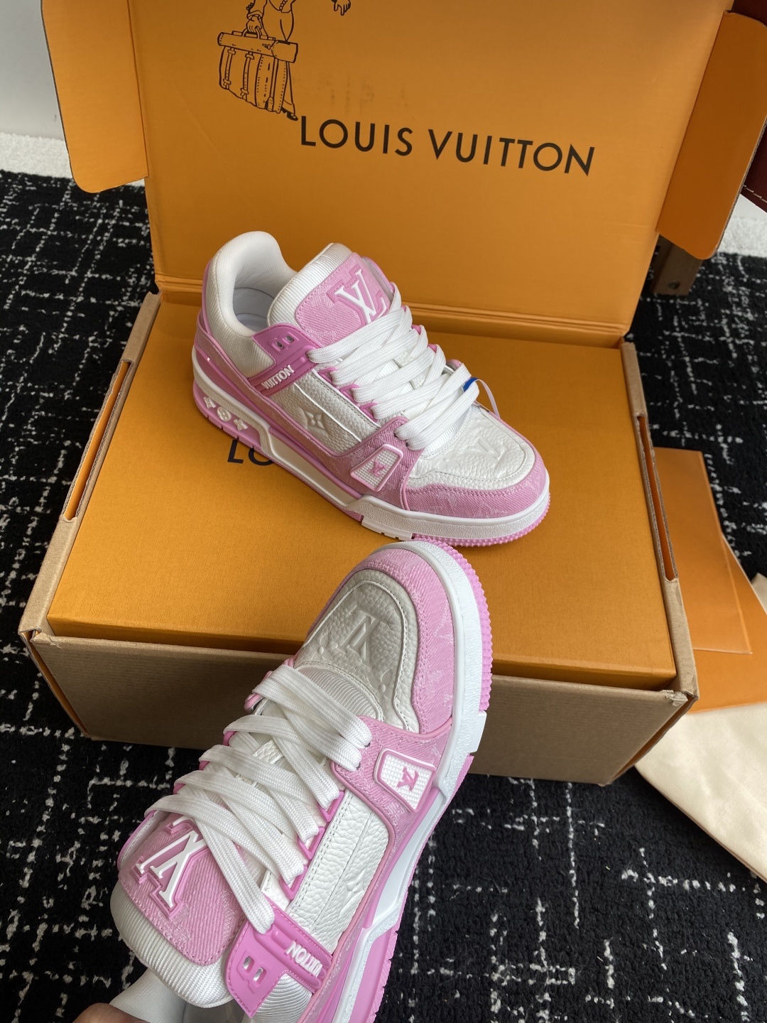 代购级(官网同步✈️盒包装)
Louis Vuitton 25ss 驴家的爆款!trainer板鞋,每个