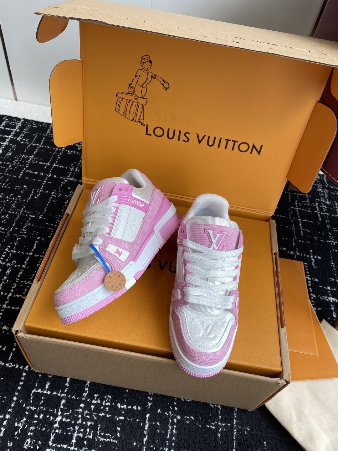 代购级(官网同步✈️盒包装)
Louis Vuitton 25ss 驴家的爆款!trainer板鞋,每个
