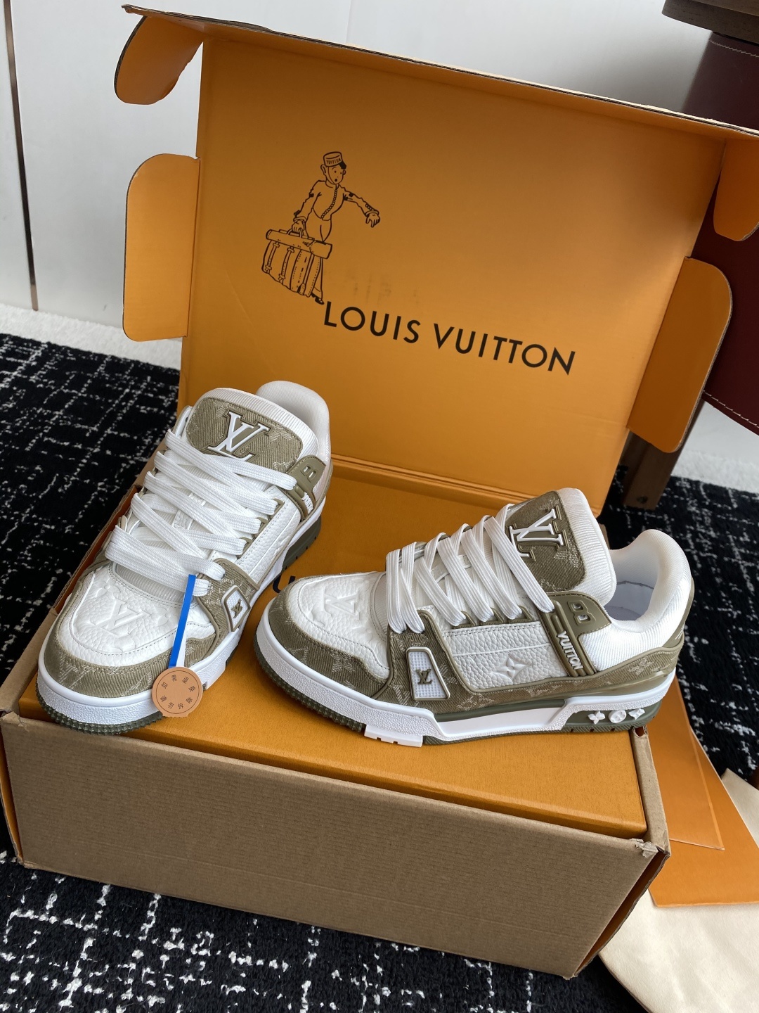 代购级(官网同步✈️盒包装)
Louis Vuitton 25ss 驴家的爆款!trainer板鞋,每个