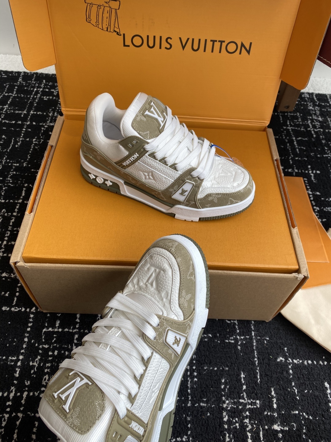 代购级(官网同步✈️盒包装)
Louis Vuitton 25ss 驴家的爆款!trainer板鞋,每个