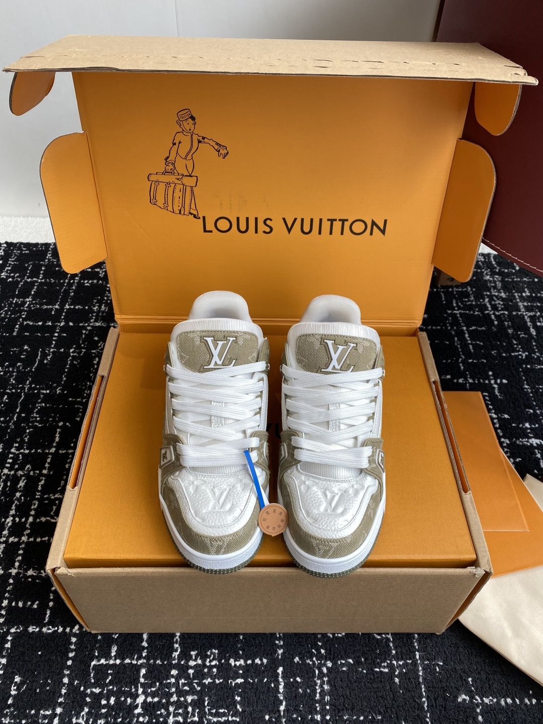代购级(官网同步✈️盒包装)
Louis Vuitton 25ss 驴家的爆款!trainer板鞋,每个
