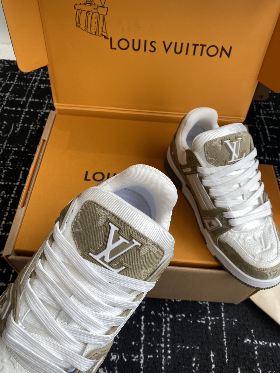 代购级(官网同步✈️盒包装)
Louis Vuitton 25ss 驴家的爆款!trainer板鞋,每个