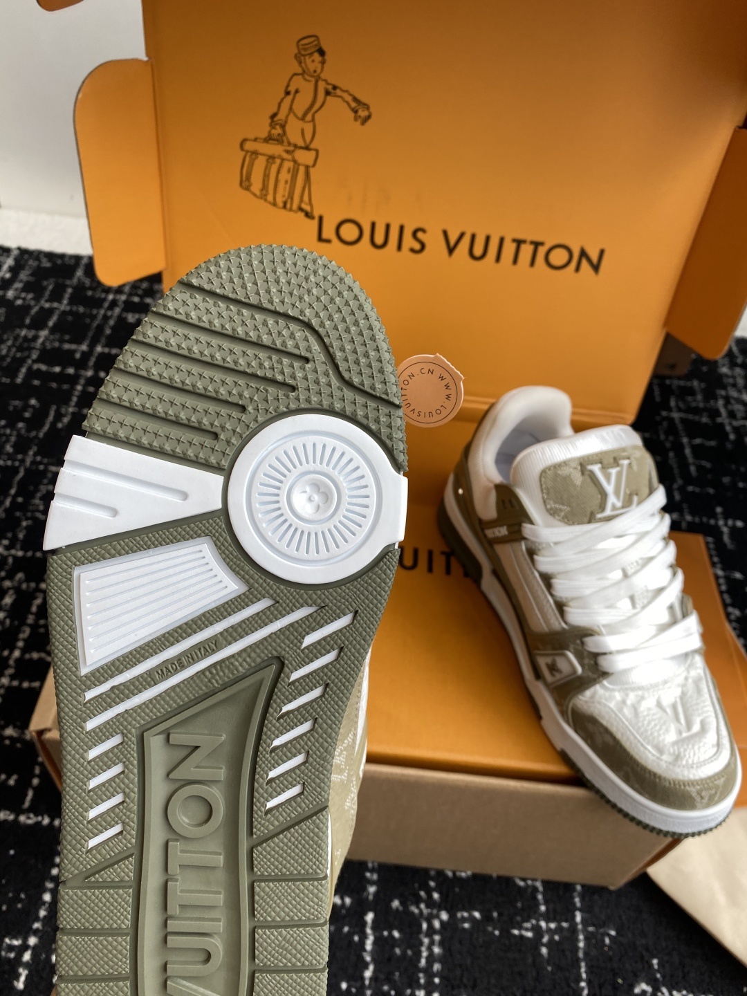 代购级(官网同步✈️盒包装)
Louis Vuitton 25ss 驴家的爆款!trainer板鞋,每个