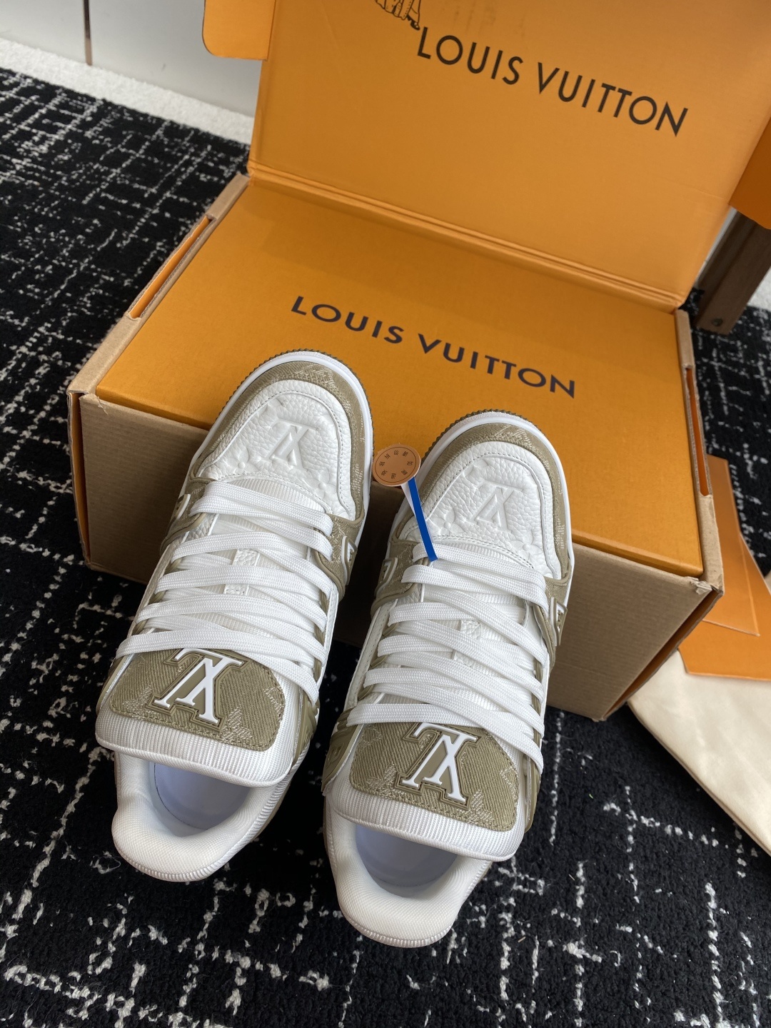 代购级(官网同步✈️盒包装)
Louis Vuitton 25ss 驴家的爆款!trainer板鞋,每个