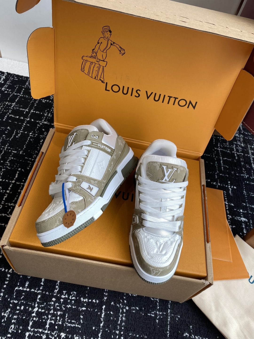 代购级(官网同步✈️盒包装)
Louis Vuitton 25ss 驴家的爆款!trainer板鞋,每个