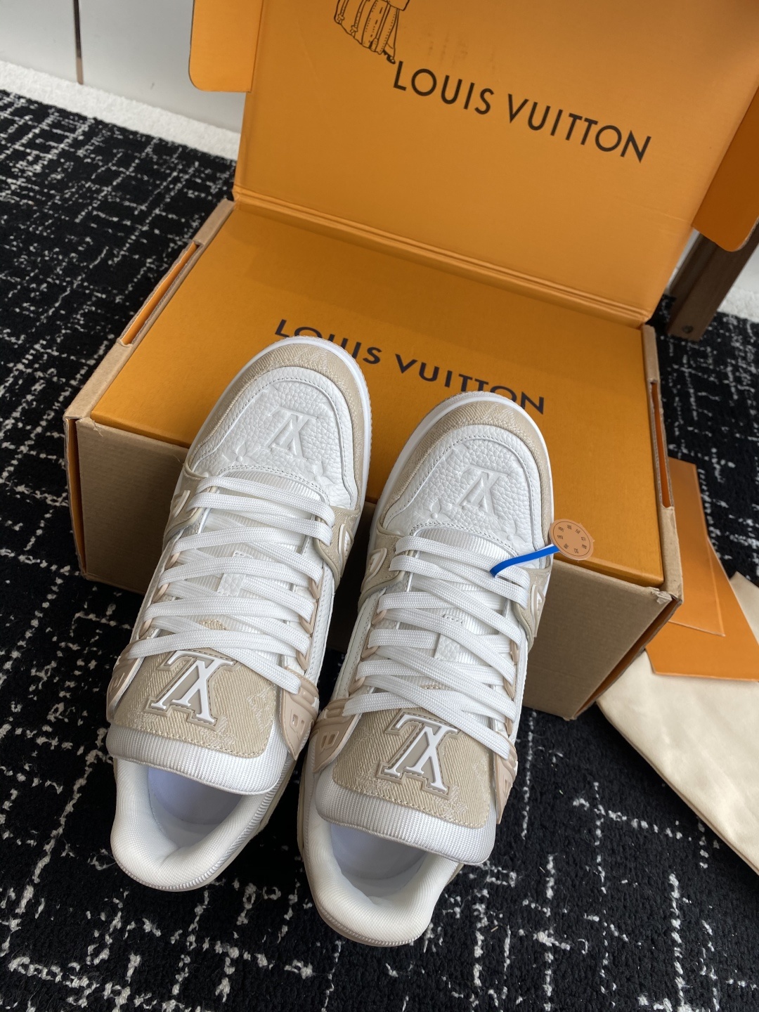 代购级(官网同步✈️盒包装)
Louis Vuitton 25ss 驴家的爆款!trainer板鞋,每个