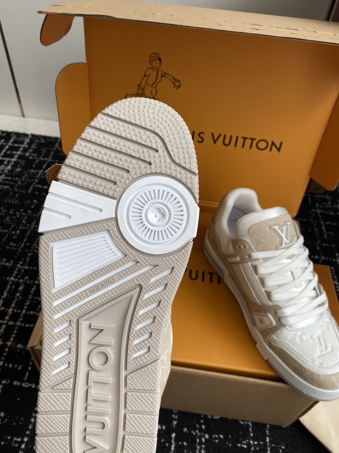 代购级(官网同步✈️盒包装)
Louis Vuitton 25ss 驴家的爆款!trainer板鞋,每个