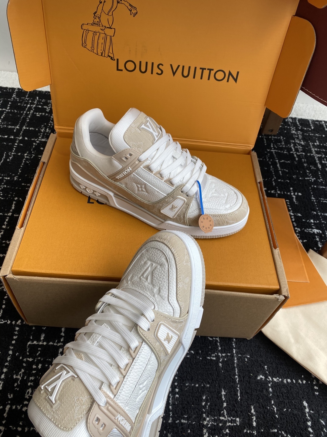 代购级(官网同步✈️盒包装)
Louis Vuitton 25ss 驴家的爆款!trainer板鞋,每个