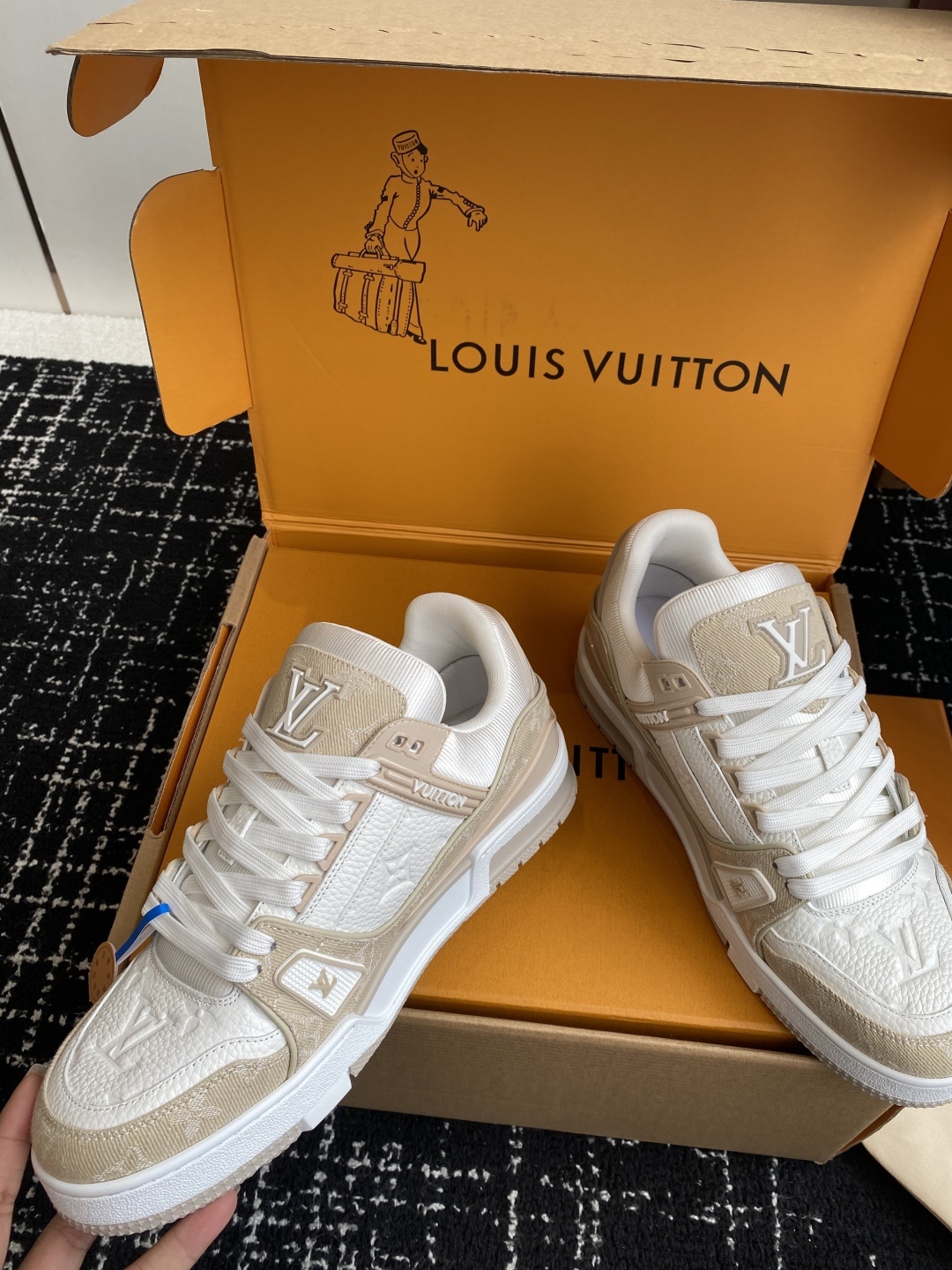 代购级(官网同步✈️盒包装)
Louis Vuitton 25ss 驴家的爆款!trainer板鞋,每个