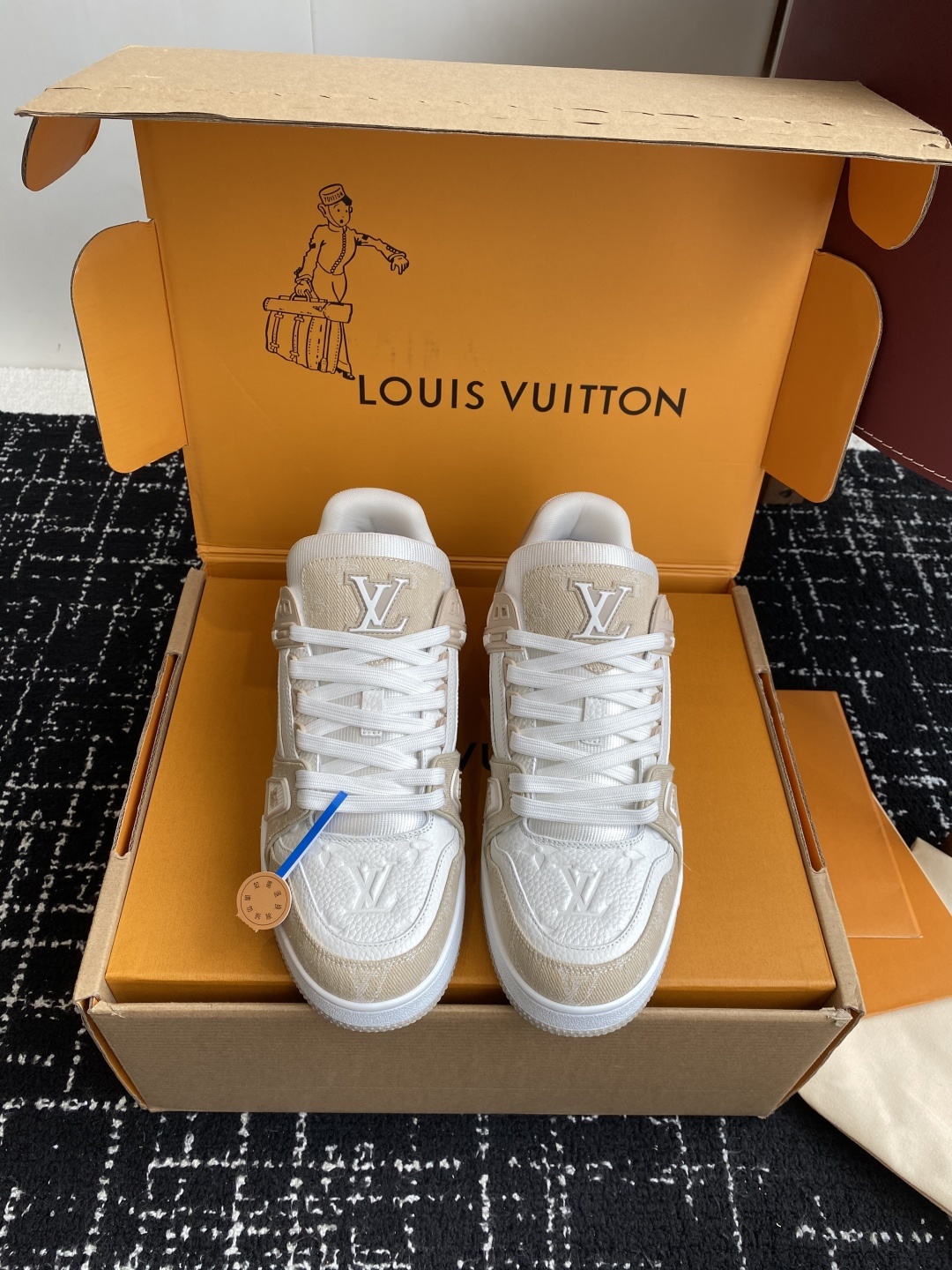 代购级(官网同步✈️盒包装)
Louis Vuitton 25ss 驴家的爆款!trainer板鞋,每个