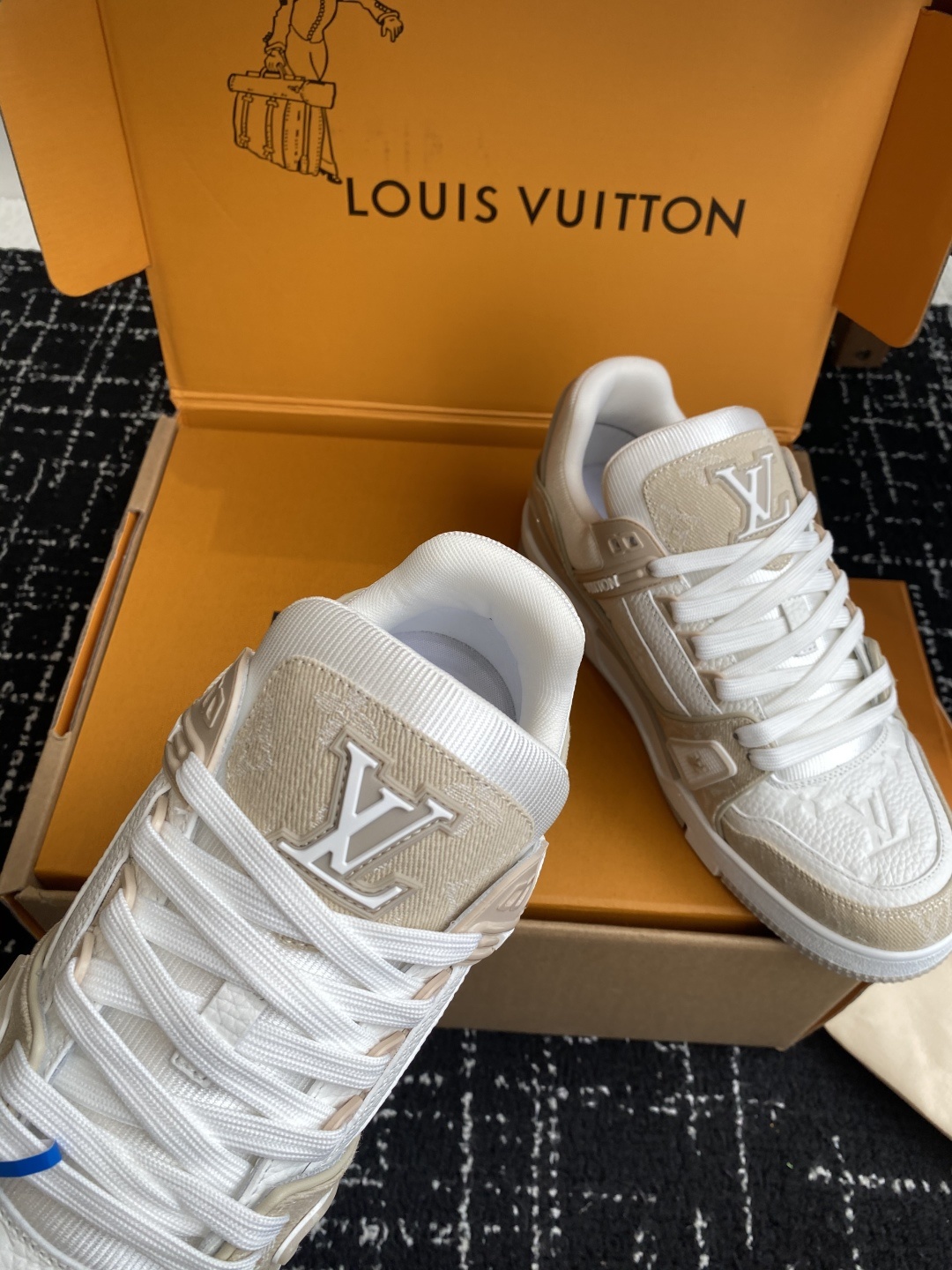 代购级(官网同步✈️盒包装)
Louis Vuitton 25ss 驴家的爆款!trainer板鞋,每个
