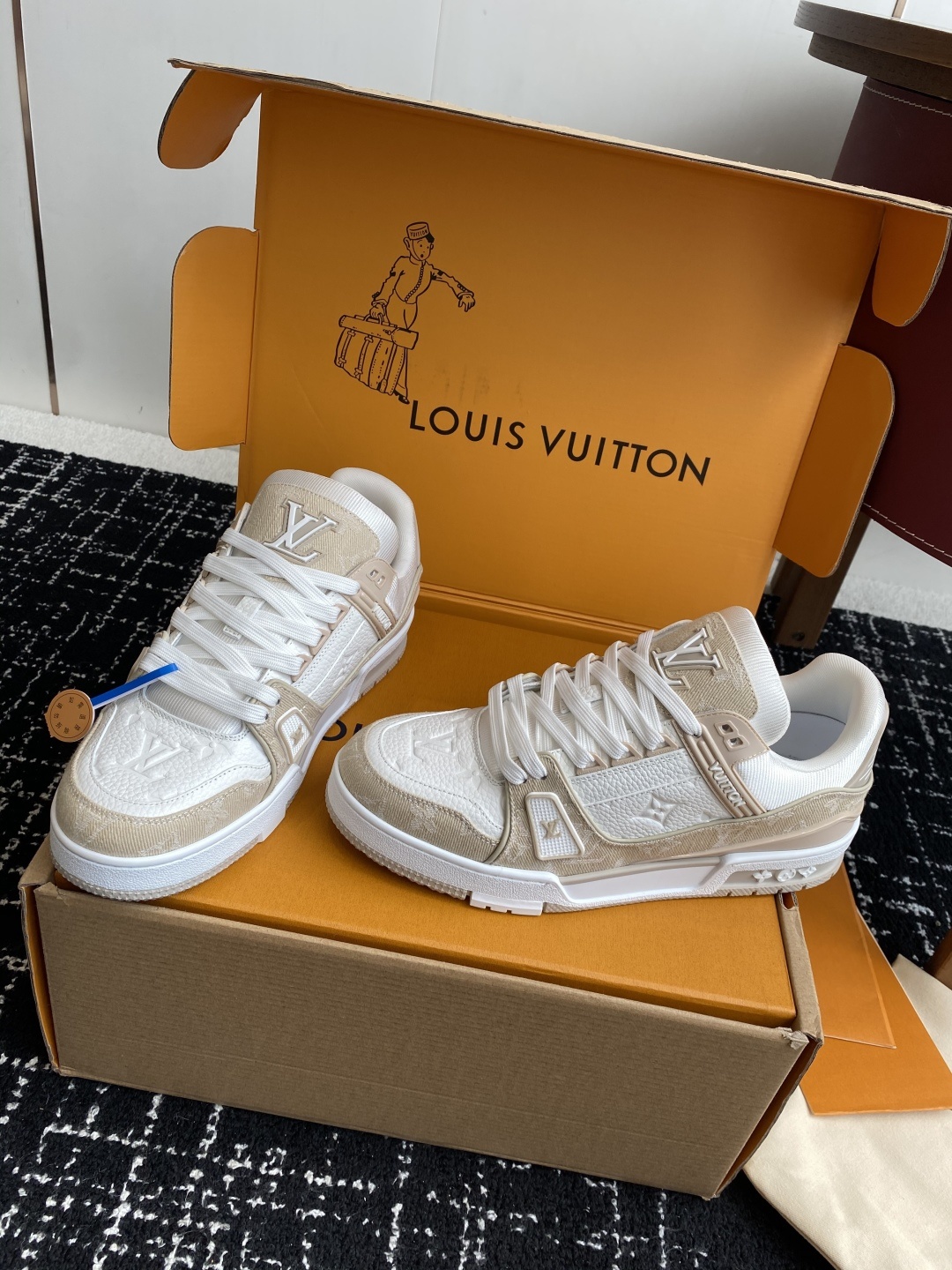 代购级(官网同步✈️盒包装)
Louis Vuitton 25ss 驴家的爆款!trainer板鞋,每个