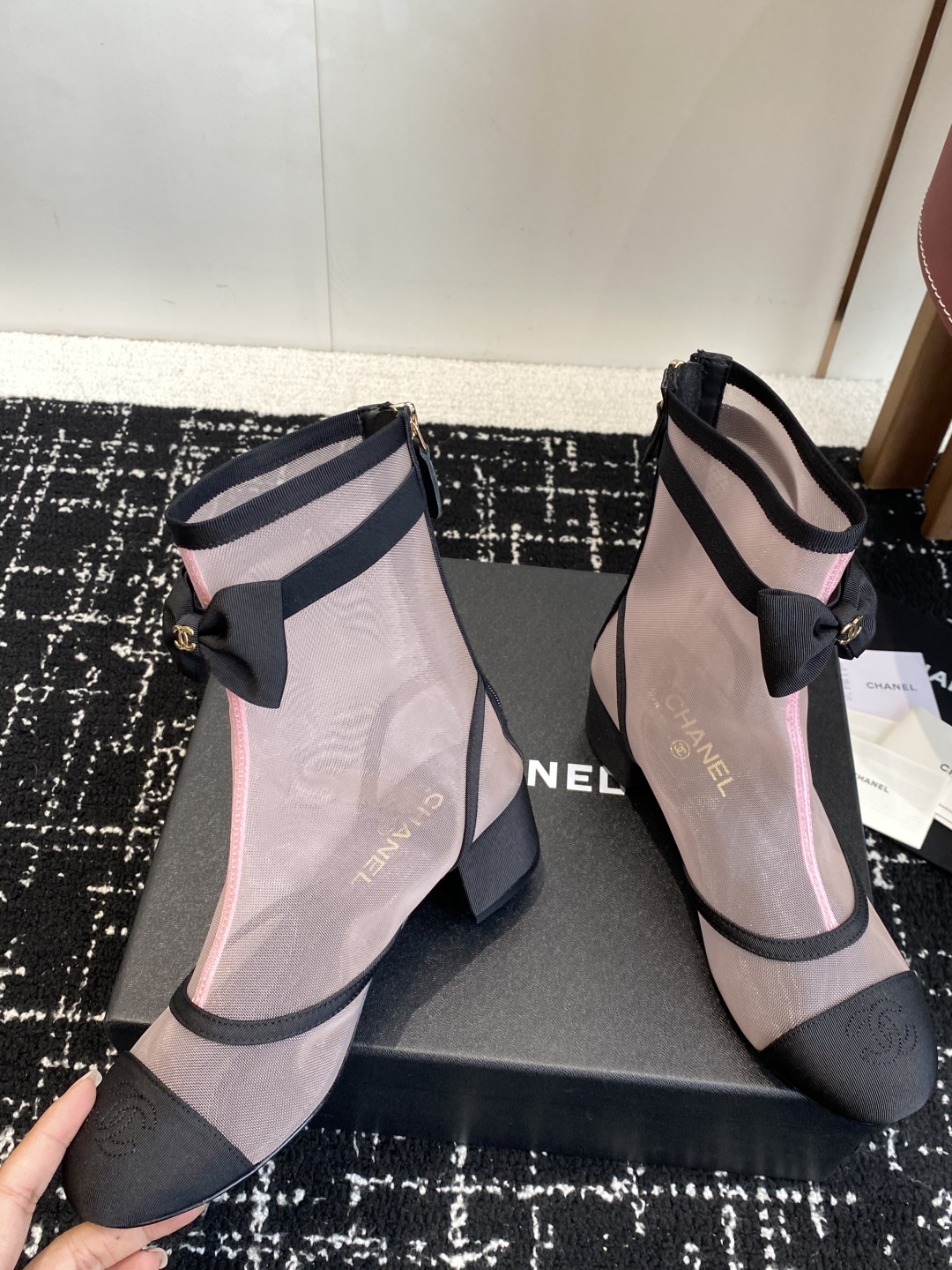 代购级
Chanel  25ss 新款网纱蝴蝶结靴

主打都是甜甜的颜色 直击我心！这秀款的网靴看秀是确