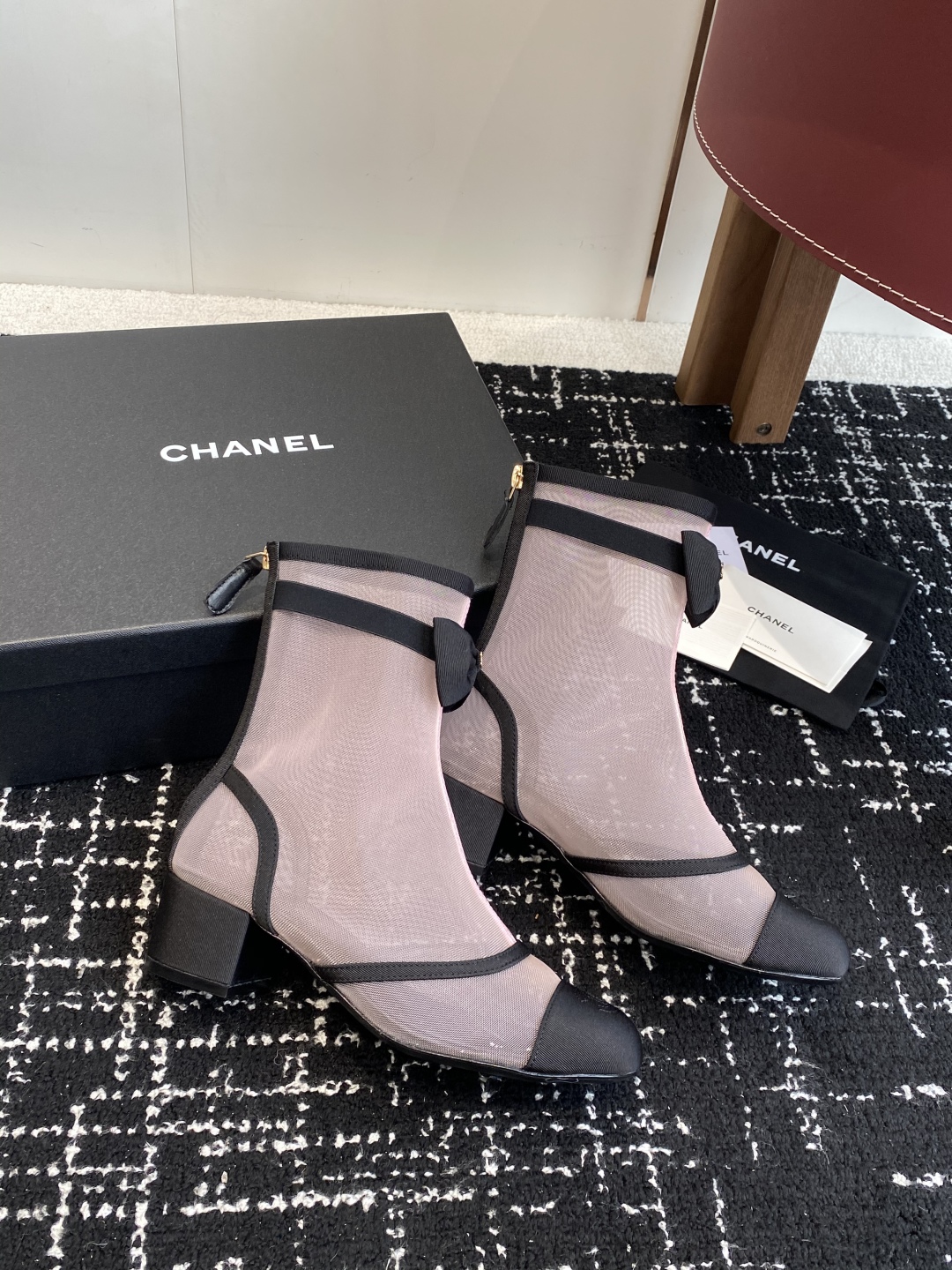 代购级
Chanel  25ss 新款网纱蝴蝶结靴

主打都是甜甜的颜色 直击我心！这秀款的网靴看秀是确