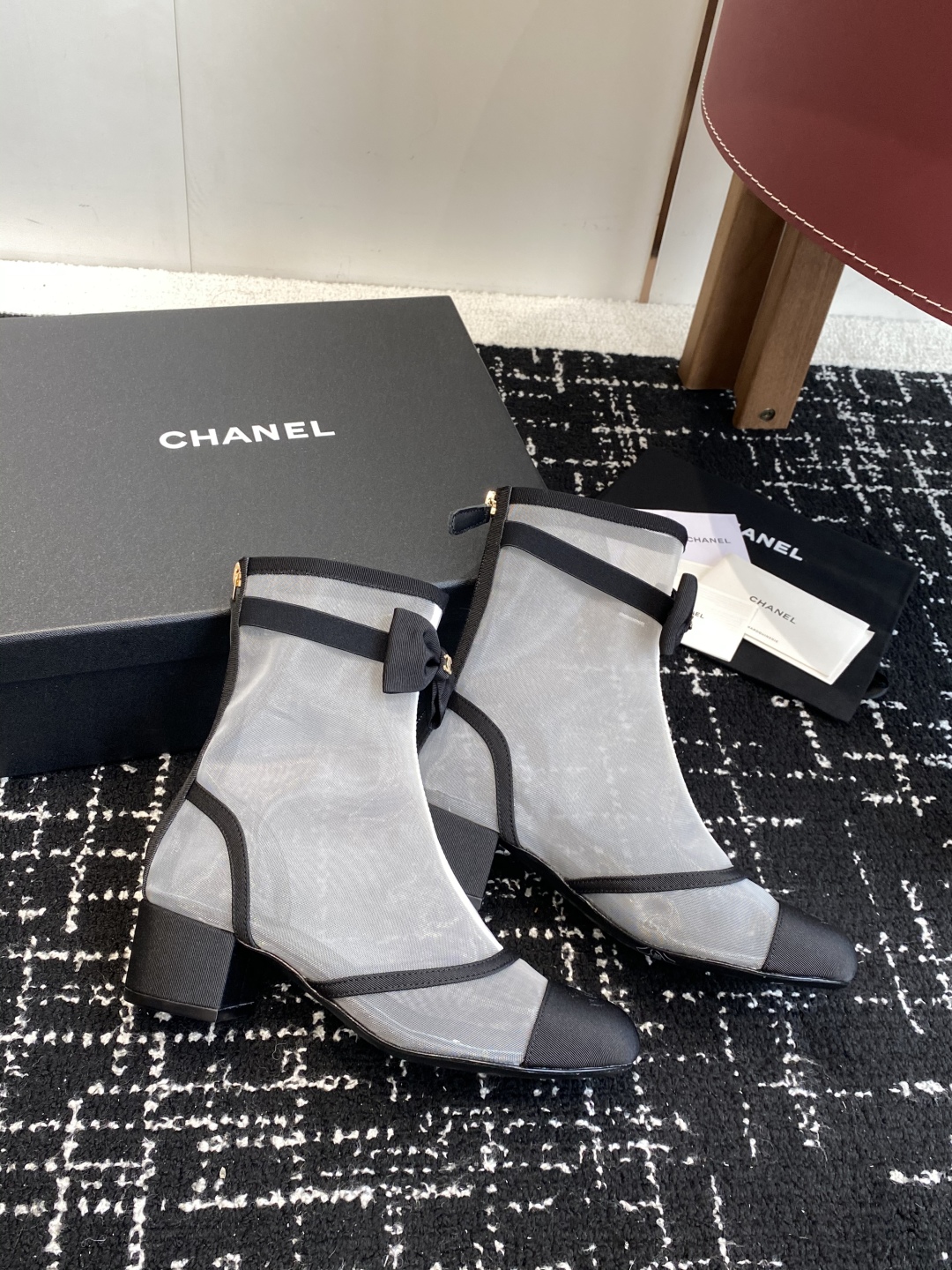 代购级
Chanel  25ss 新款网纱蝴蝶结靴

主打都是甜甜的颜色 直击我心！这秀款的网靴看秀是确