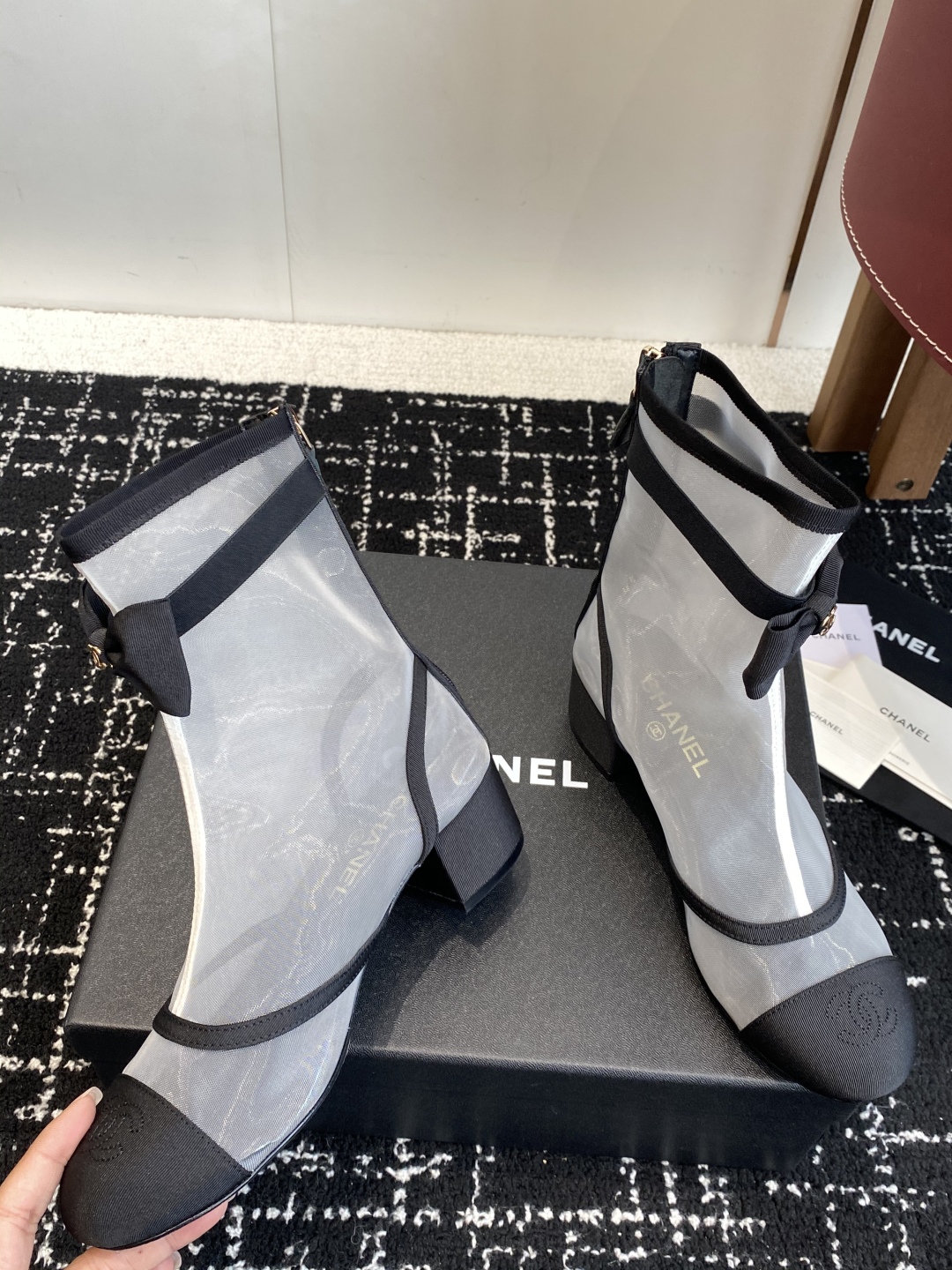代购级
Chanel  25ss 新款网纱蝴蝶结靴

主打都是甜甜的颜色 直击我心！这秀款的网靴看秀是确