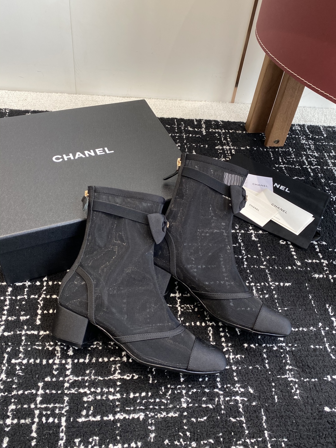 代购级
Chanel  25ss 新款网纱蝴蝶结靴

主打都是甜甜的颜色 直击我心！这秀款的网靴看秀是确