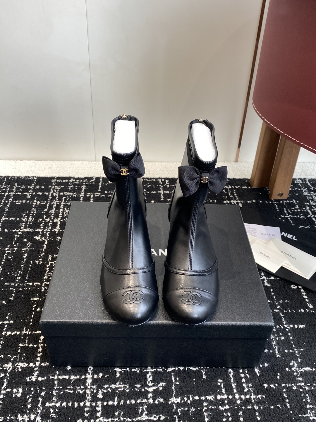 代购级
Chanel 小香 25ss 秋冬新款 圆头拉链短靴 

这款厚底在欧美街拍中出境率超高，ins