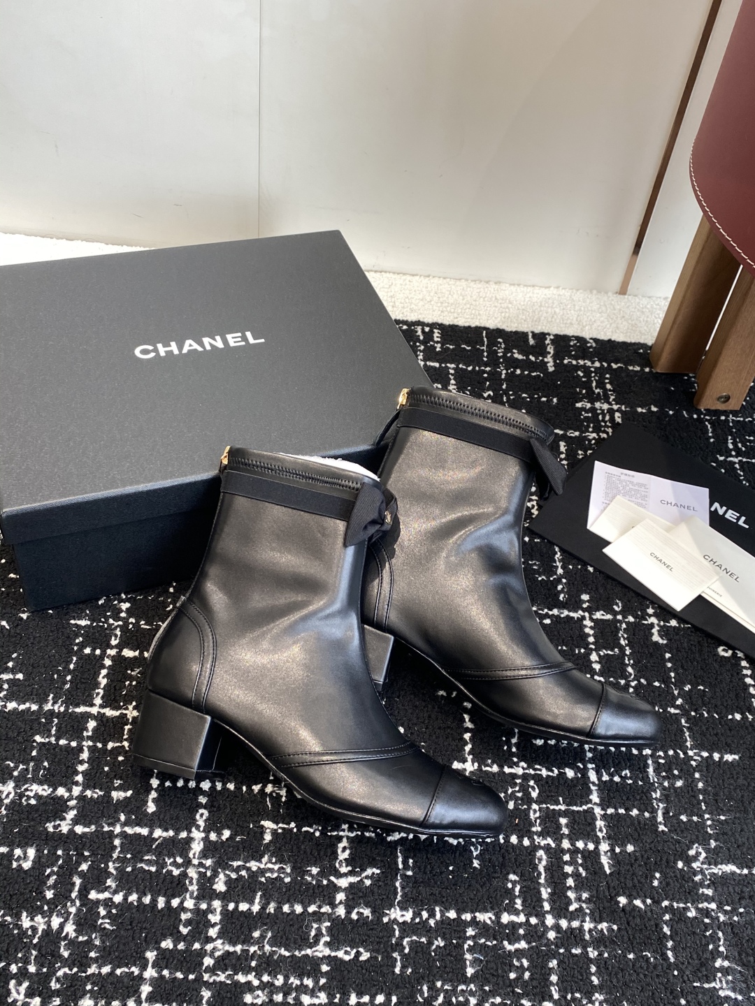 代购级
Chanel 小香 25ss 秋冬新款 圆头拉链短靴 

这款厚底在欧美街拍中出境率超高，ins