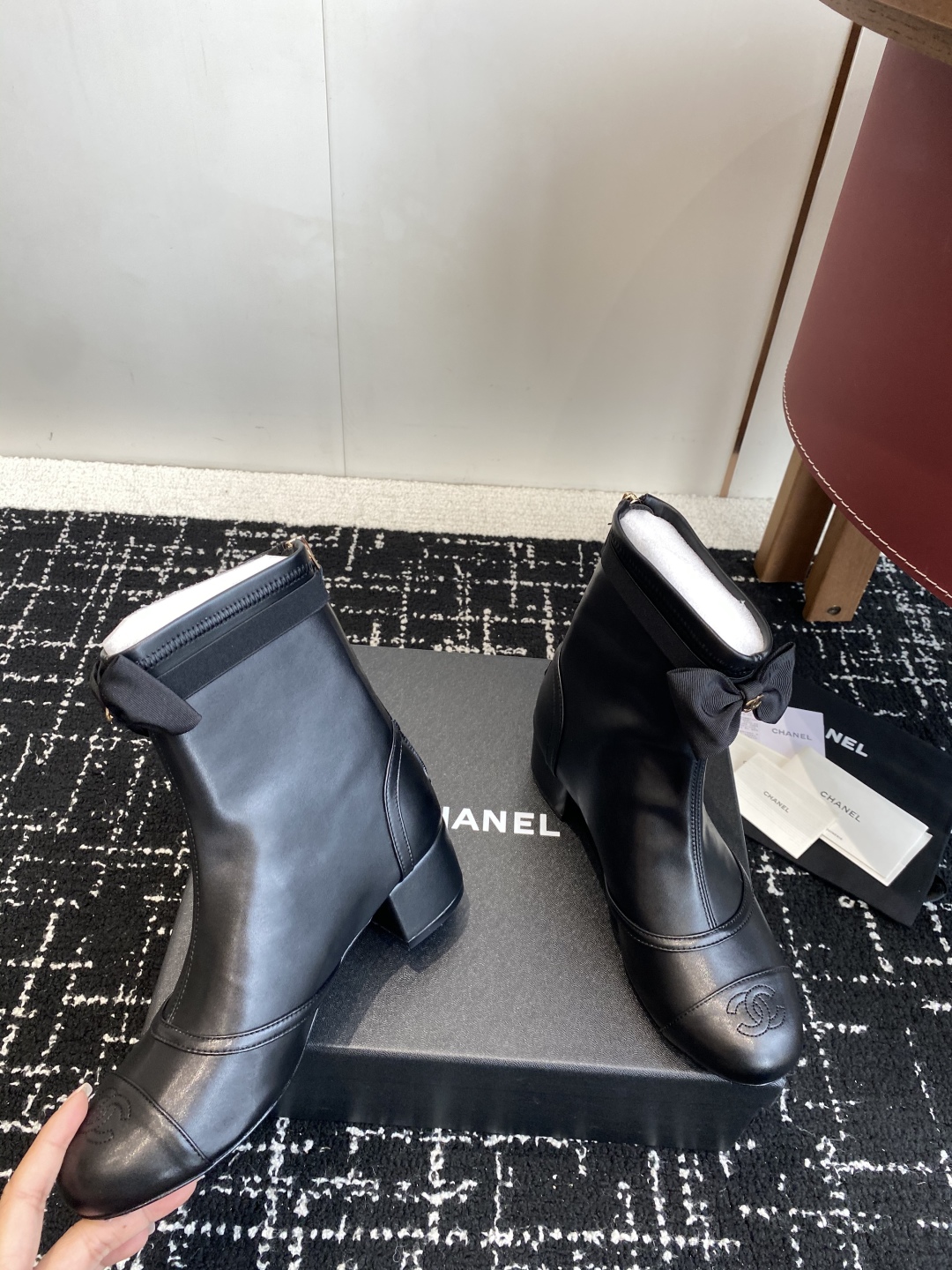 代购级
Chanel 小香 25ss 秋冬新款 圆头拉链短靴 

这款厚底在欧美街拍中出境率超高，ins