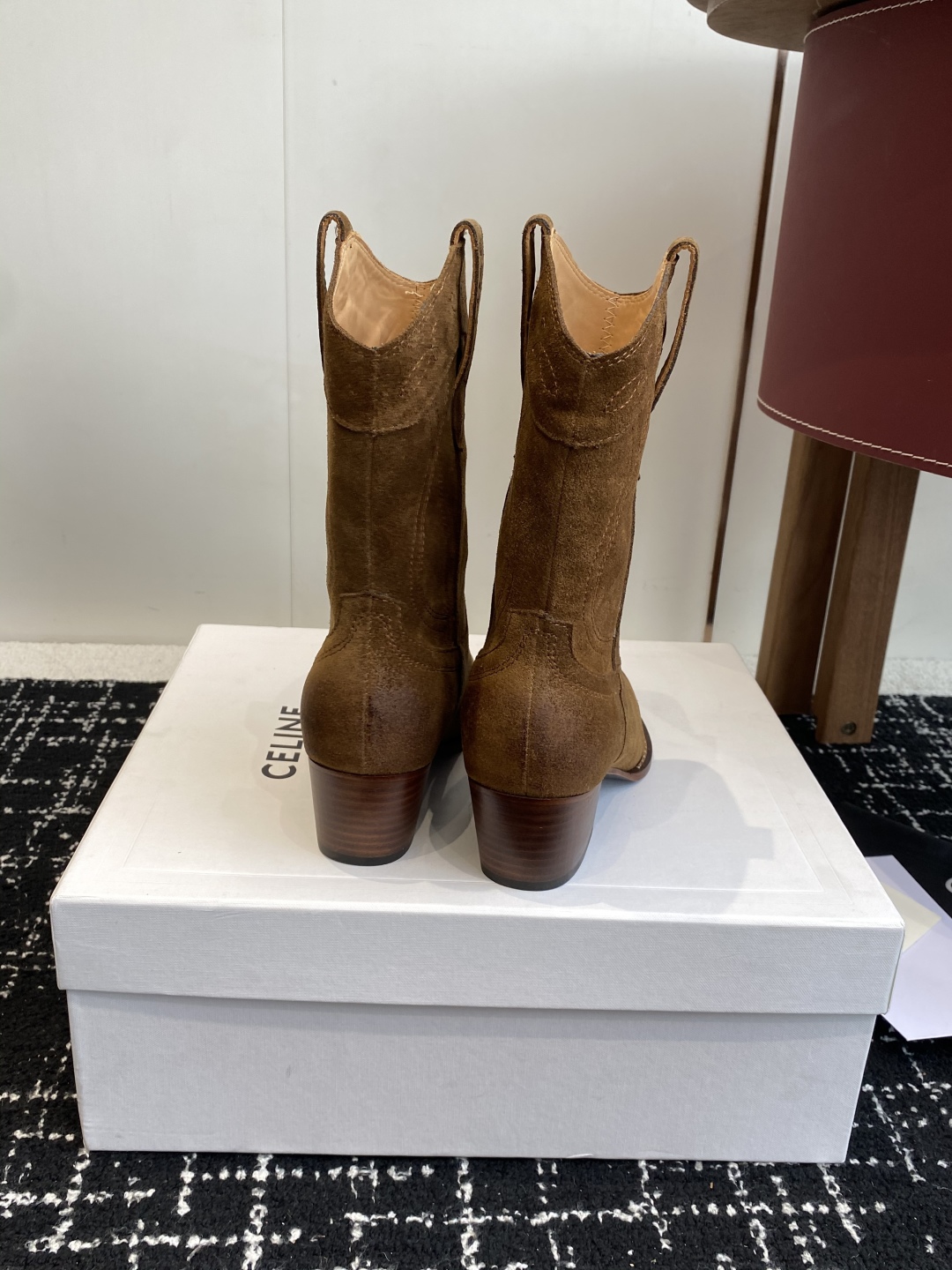 代购级
Celine 赛琳 25ss秋冬新品 复古粗跟 切尔西 尖头 铁扣短靴 

塞琳这一季好看的款式