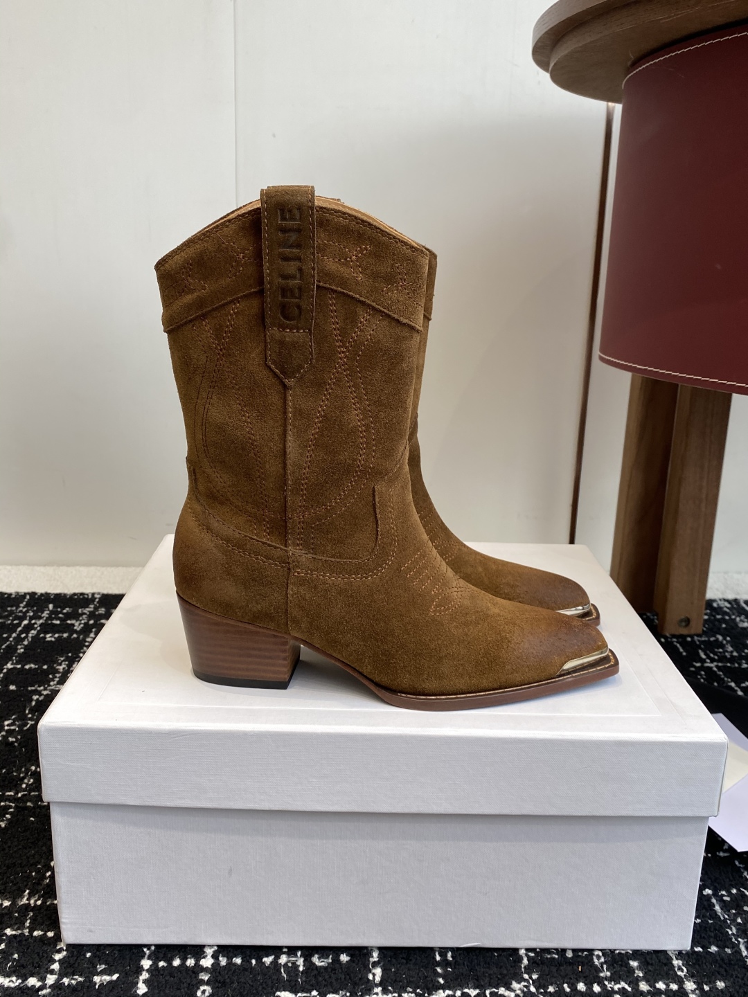 代购级
Celine 赛琳 25ss秋冬新品 复古粗跟 切尔西 尖头 铁扣短靴 

塞琳这一季好看的款式