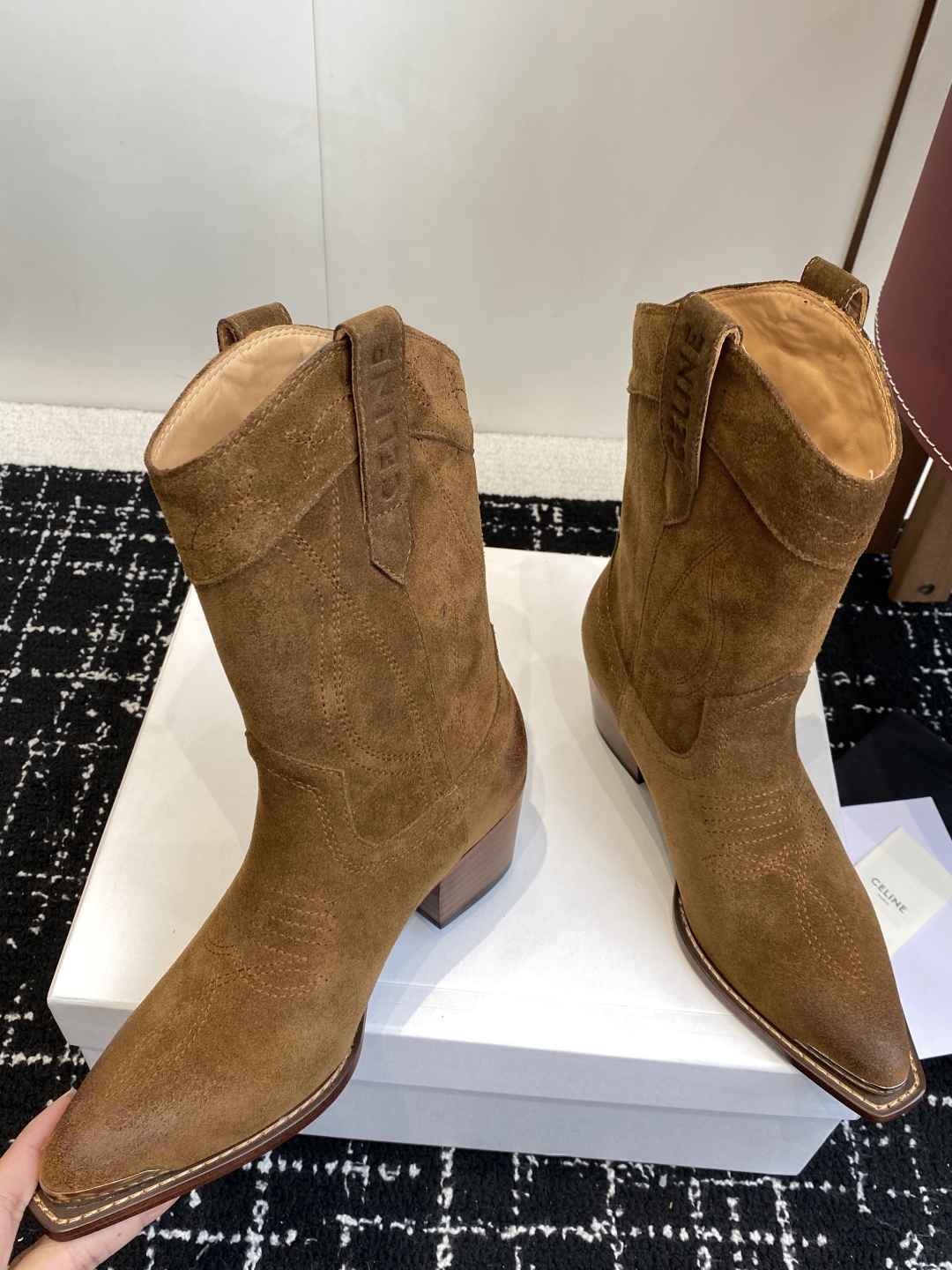 代购级
Celine 赛琳 25ss秋冬新品 复古粗跟 切尔西 尖头 铁扣短靴 

塞琳这一季好看的款式