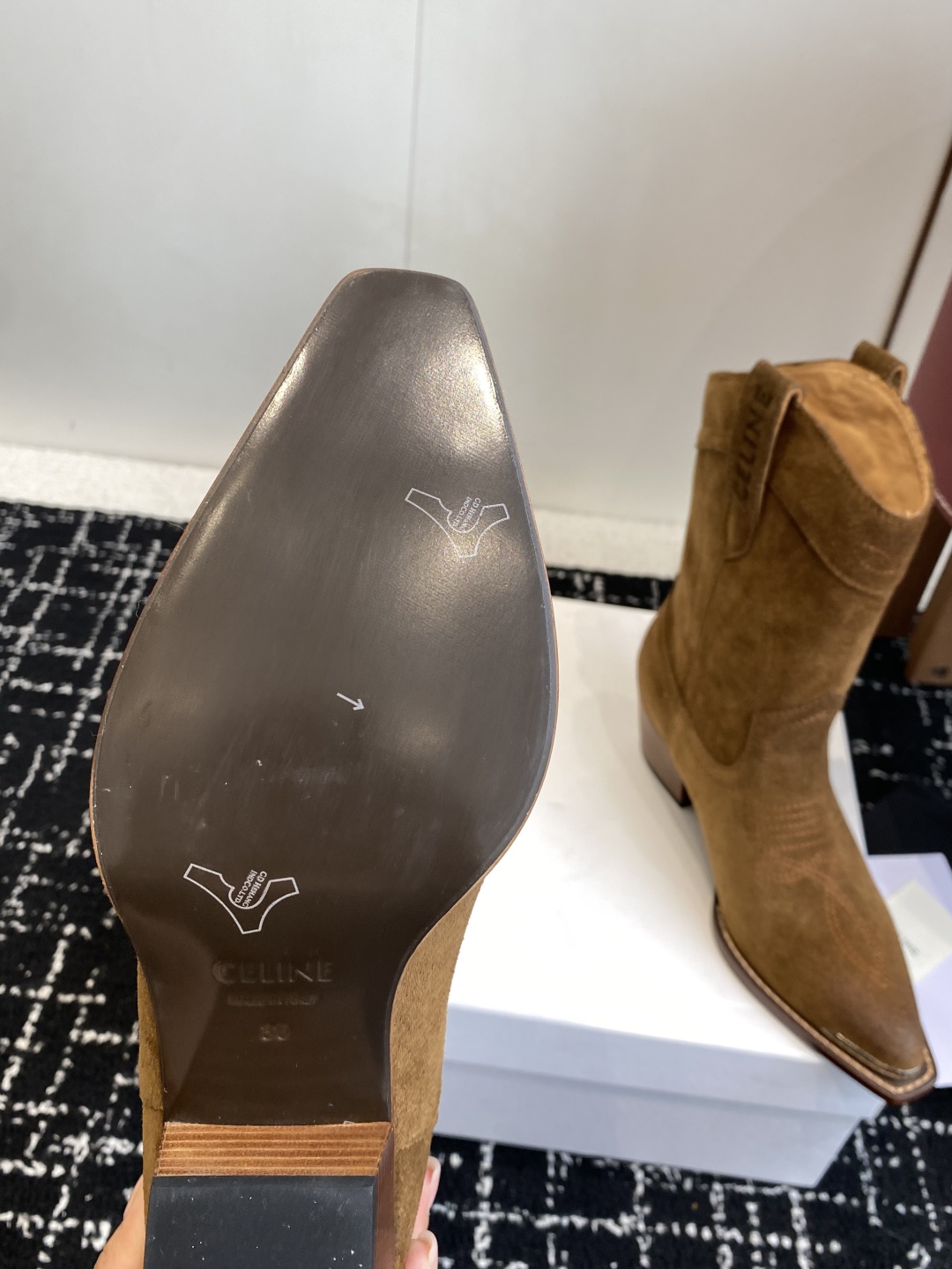 代购级
Celine 赛琳 25ss秋冬新品 复古粗跟 切尔西 尖头 铁扣短靴 

塞琳这一季好看的款式
