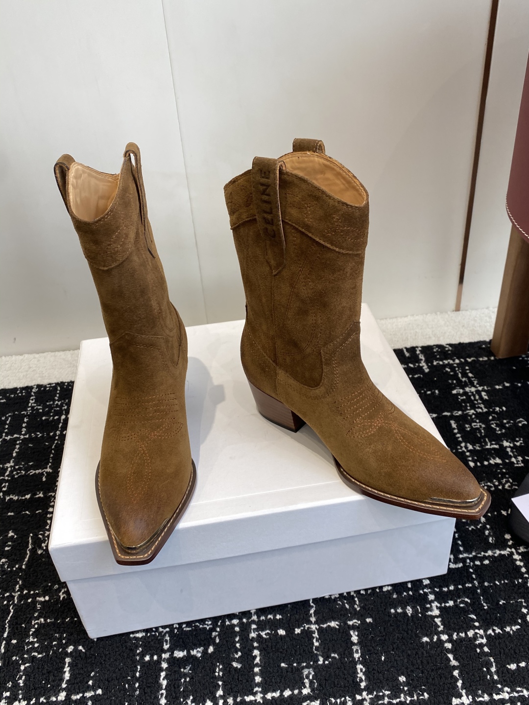 代购级
Celine 赛琳 25ss秋冬新品 复古粗跟 切尔西 尖头 铁扣短靴 

塞琳这一季好看的款式