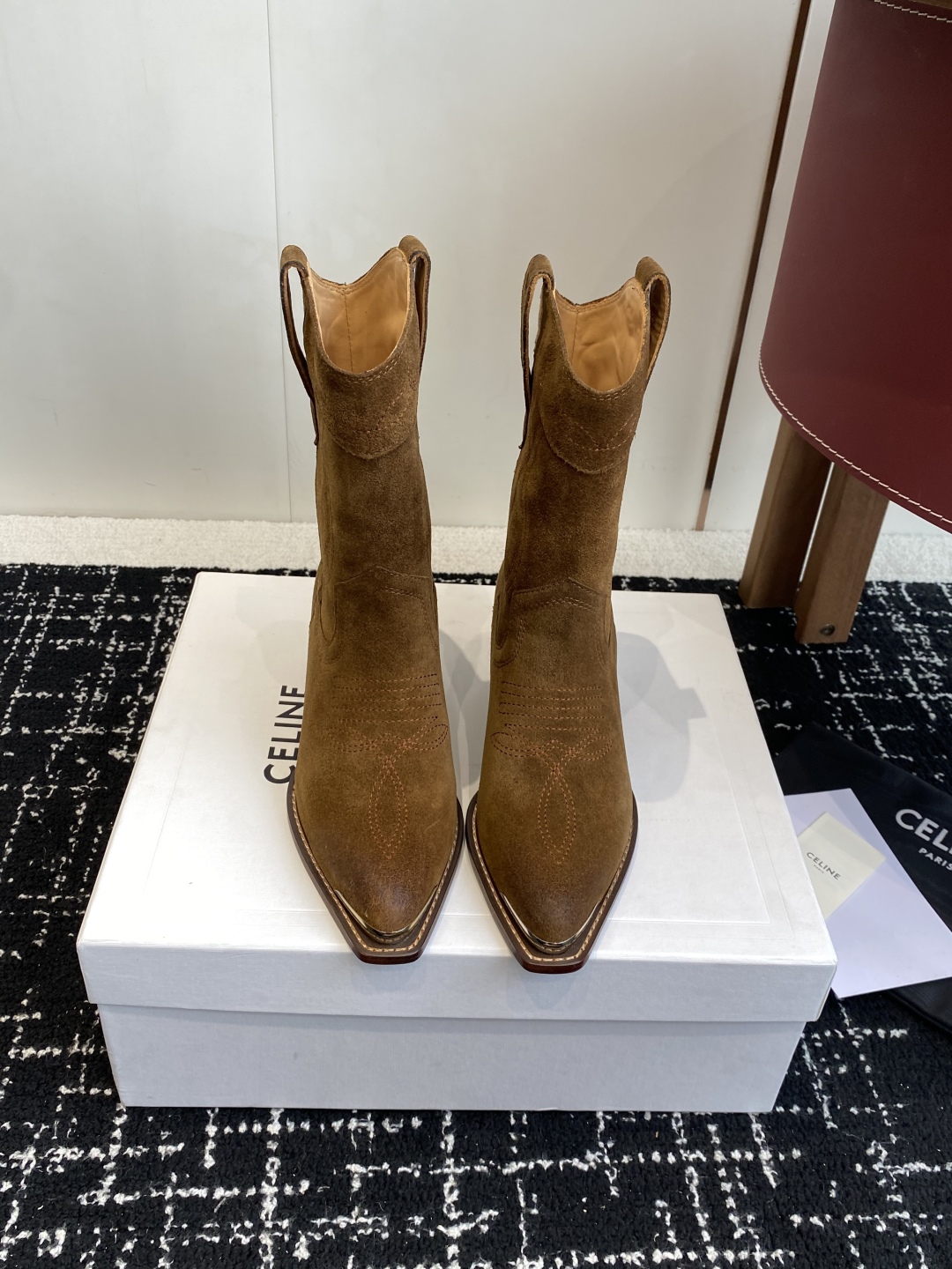 代购级
Celine 赛琳 25ss秋冬新品 复古粗跟 切尔西 尖头 铁扣短靴 

塞琳这一季好看的款式
