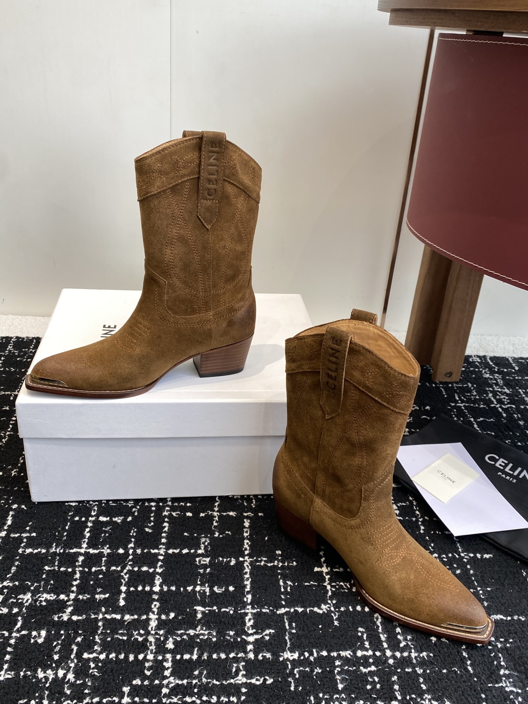 代购级
Celine 赛琳 25ss秋冬新品 复古粗跟 切尔西 尖头 铁扣短靴 

塞琳这一季好看的款式
