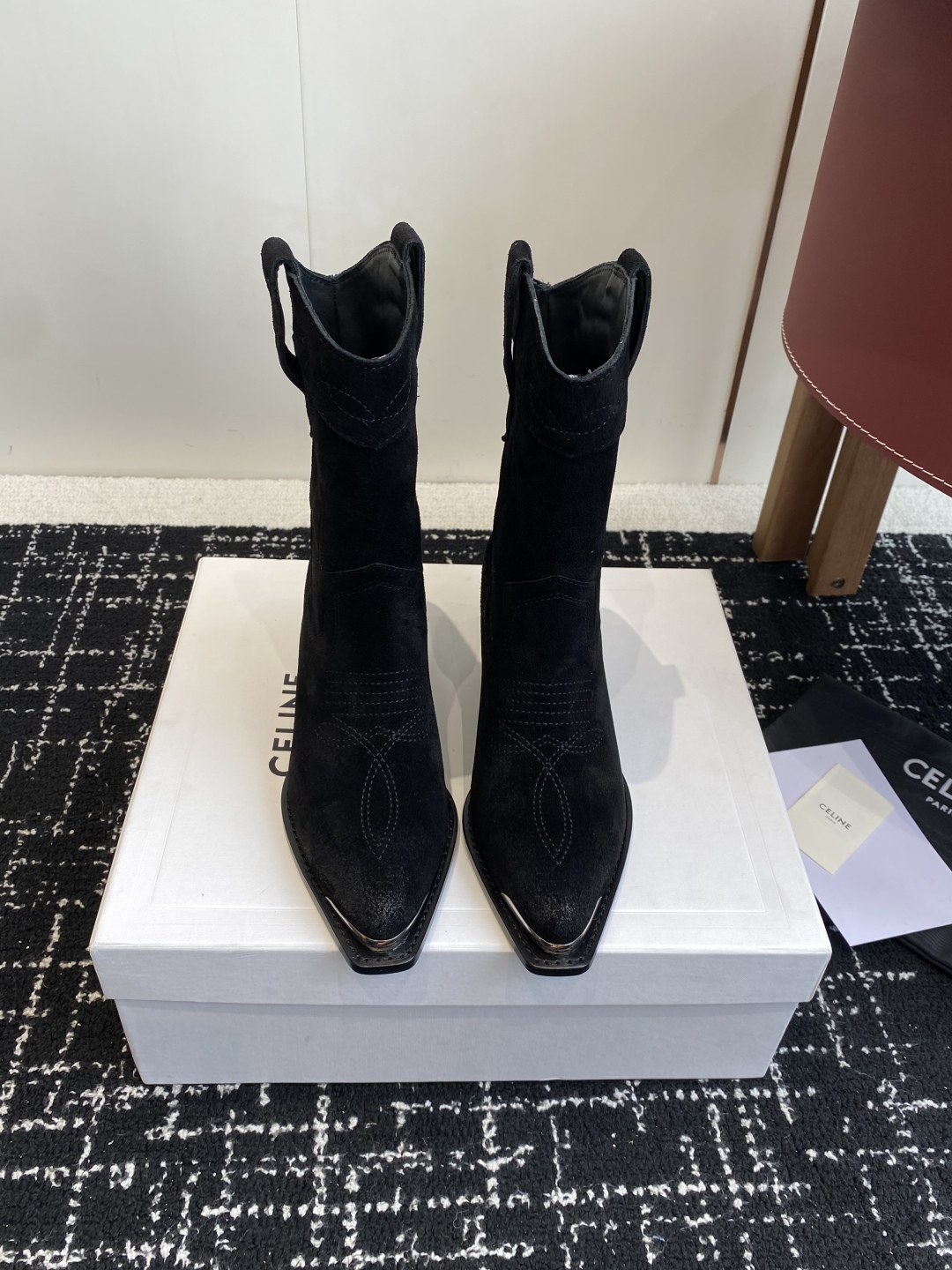 代购级
Celine 赛琳 25ss秋冬新品 复古粗跟 切尔西 尖头 铁扣短靴 

塞琳这一季好看的款式