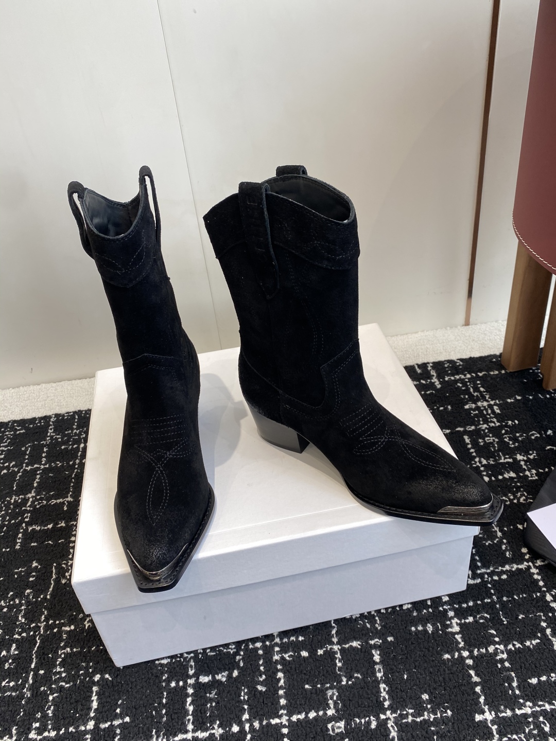 代购级
Celine 赛琳 25ss秋冬新品 复古粗跟 切尔西 尖头 铁扣短靴 

塞琳这一季好看的款式