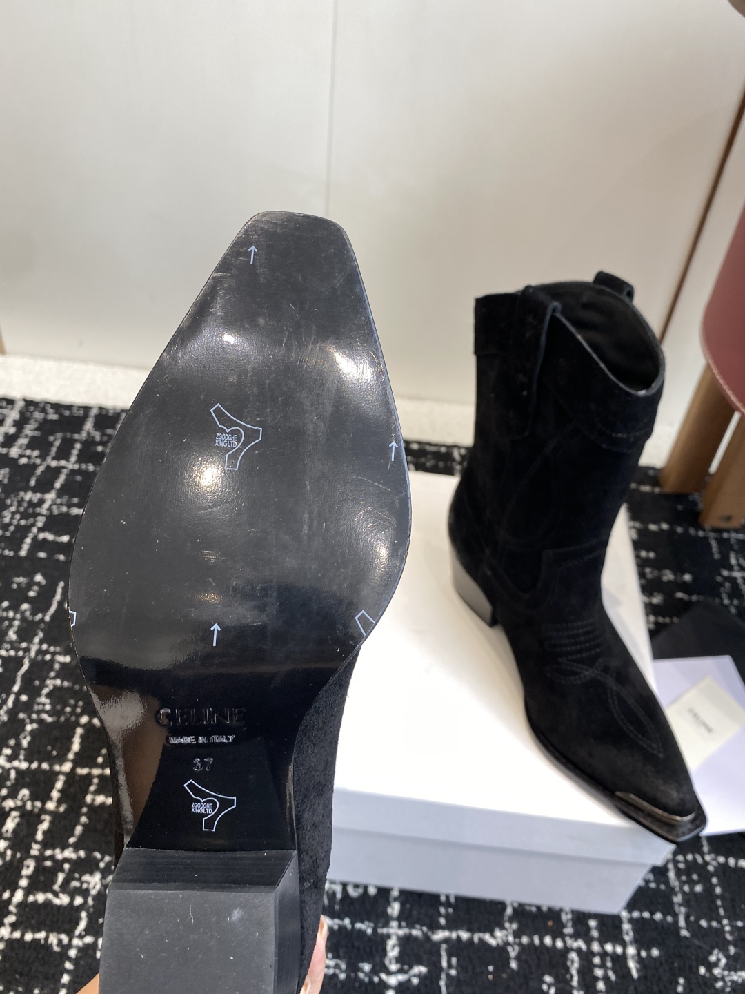 代购级
Celine 赛琳 25ss秋冬新品 复古粗跟 切尔西 尖头 铁扣短靴 

塞琳这一季好看的款式