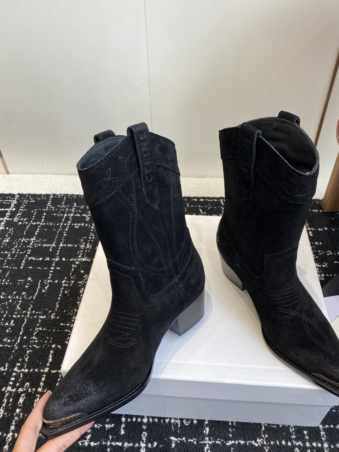 代购级
Celine 赛琳 25ss秋冬新品 复古粗跟 切尔西 尖头 铁扣短靴 

塞琳这一季好看的款式