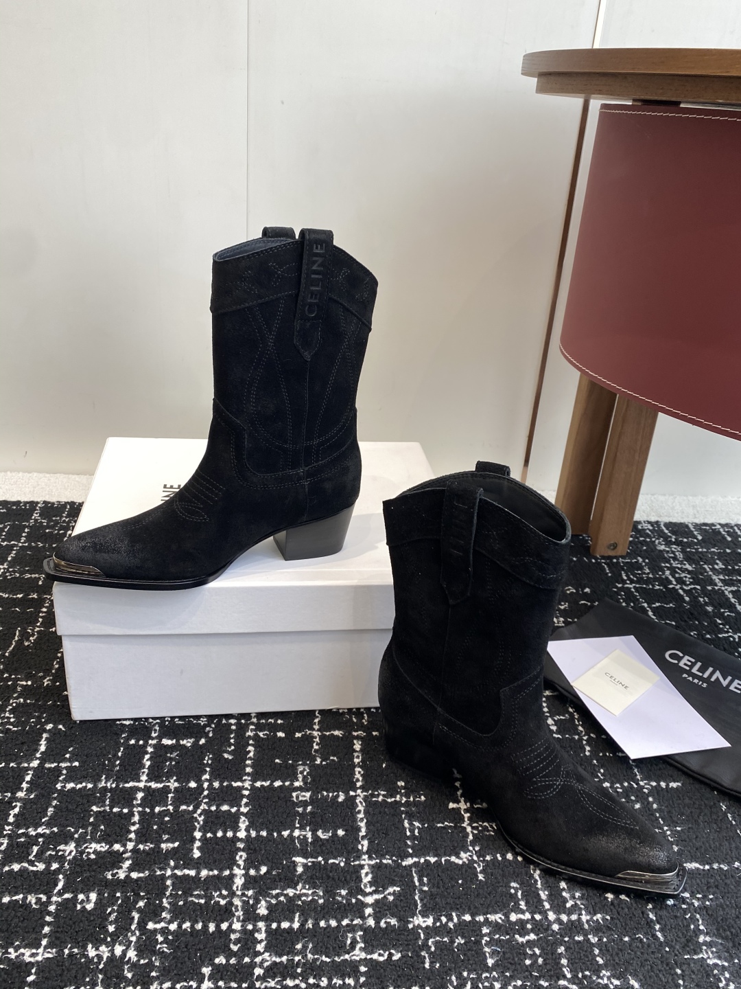 代购级
Celine 赛琳 25ss秋冬新品 复古粗跟 切尔西 尖头 铁扣短靴 

塞琳这一季好看的款式