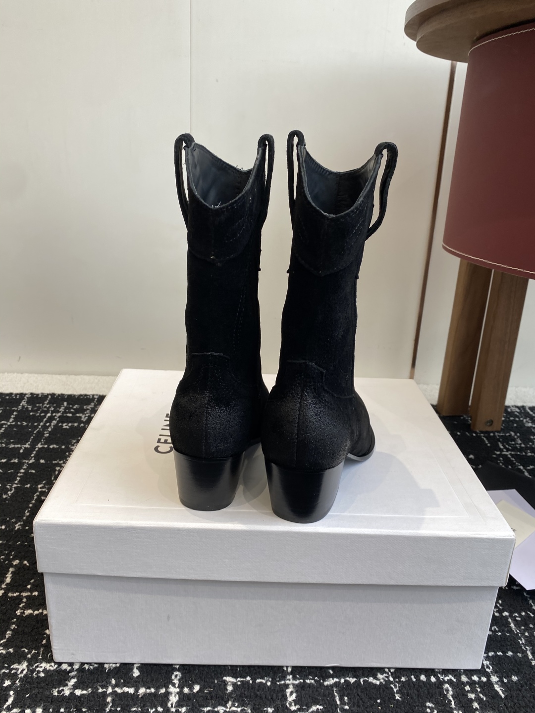 代购级
Celine 赛琳 25ss秋冬新品 复古粗跟 切尔西 尖头 铁扣短靴 

塞琳这一季好看的款式