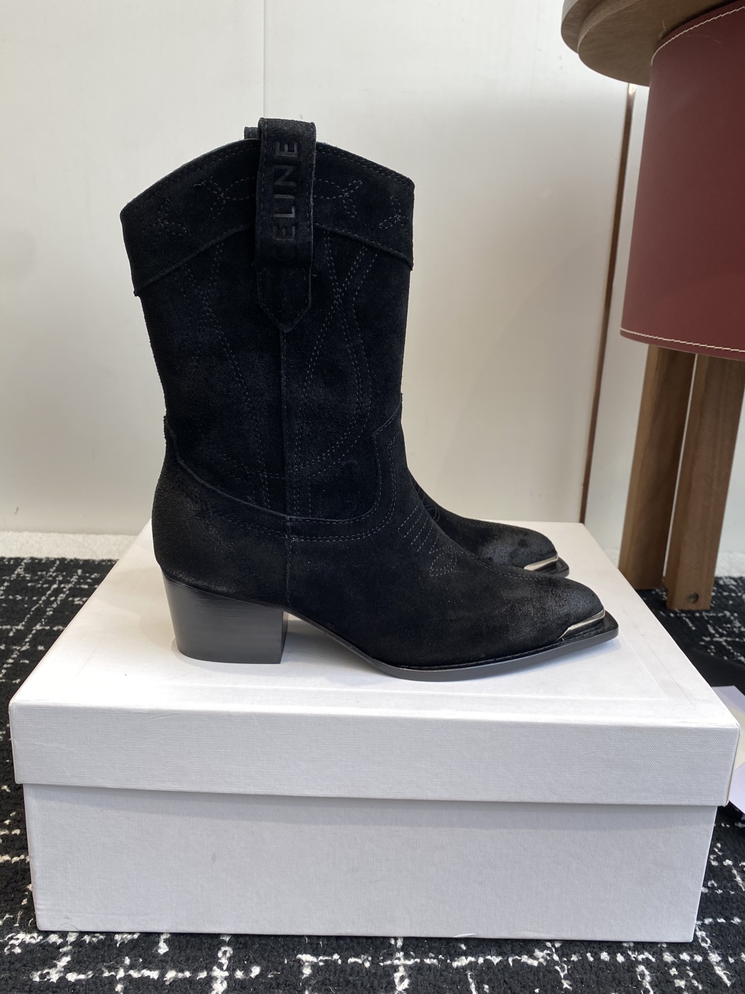代购级
Celine 赛琳 25ss秋冬新品 复古粗跟 切尔西 尖头 铁扣短靴 

塞琳这一季好看的款式