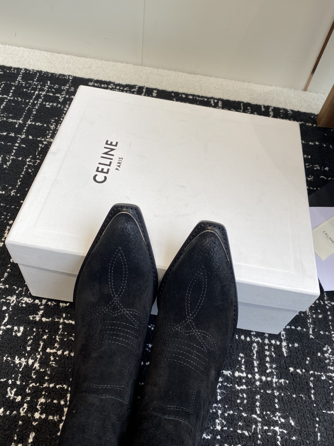 代购级
Celine 赛琳 25ss秋冬新品 复古粗跟 切尔西 尖头 铁扣短靴 

塞琳这一季好看的款式