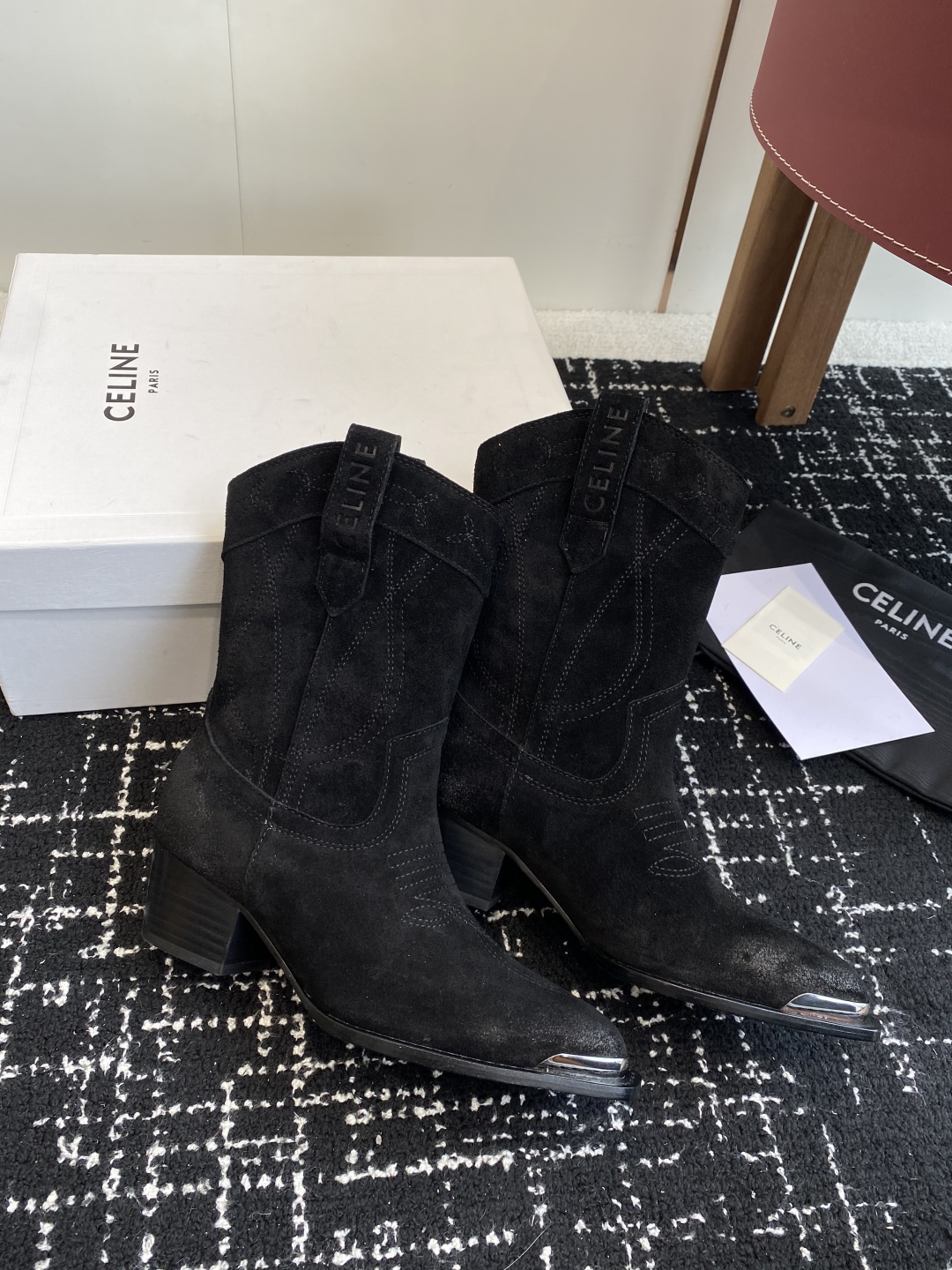 代购级
Celine 赛琳 25ss秋冬新品 复古粗跟 切尔西 尖头 铁扣短靴 

塞琳这一季好看的款式