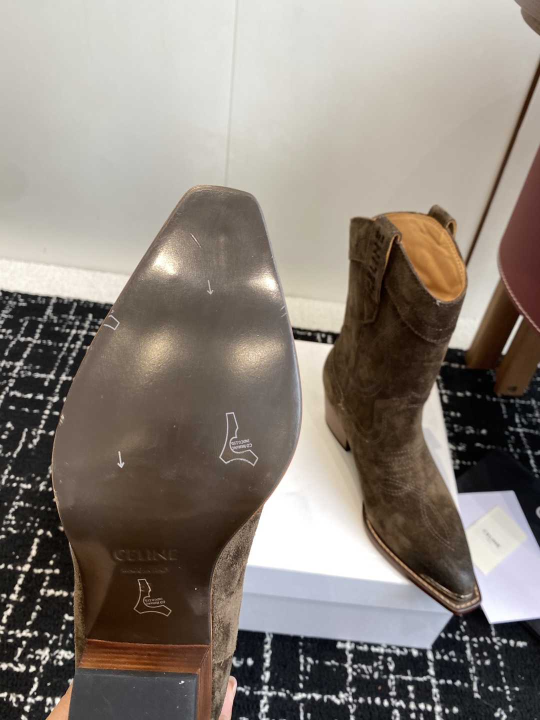 代购级
Celine 赛琳 25ss秋冬新品 复古粗跟 切尔西 尖头 铁扣短靴 

塞琳这一季好看的款式