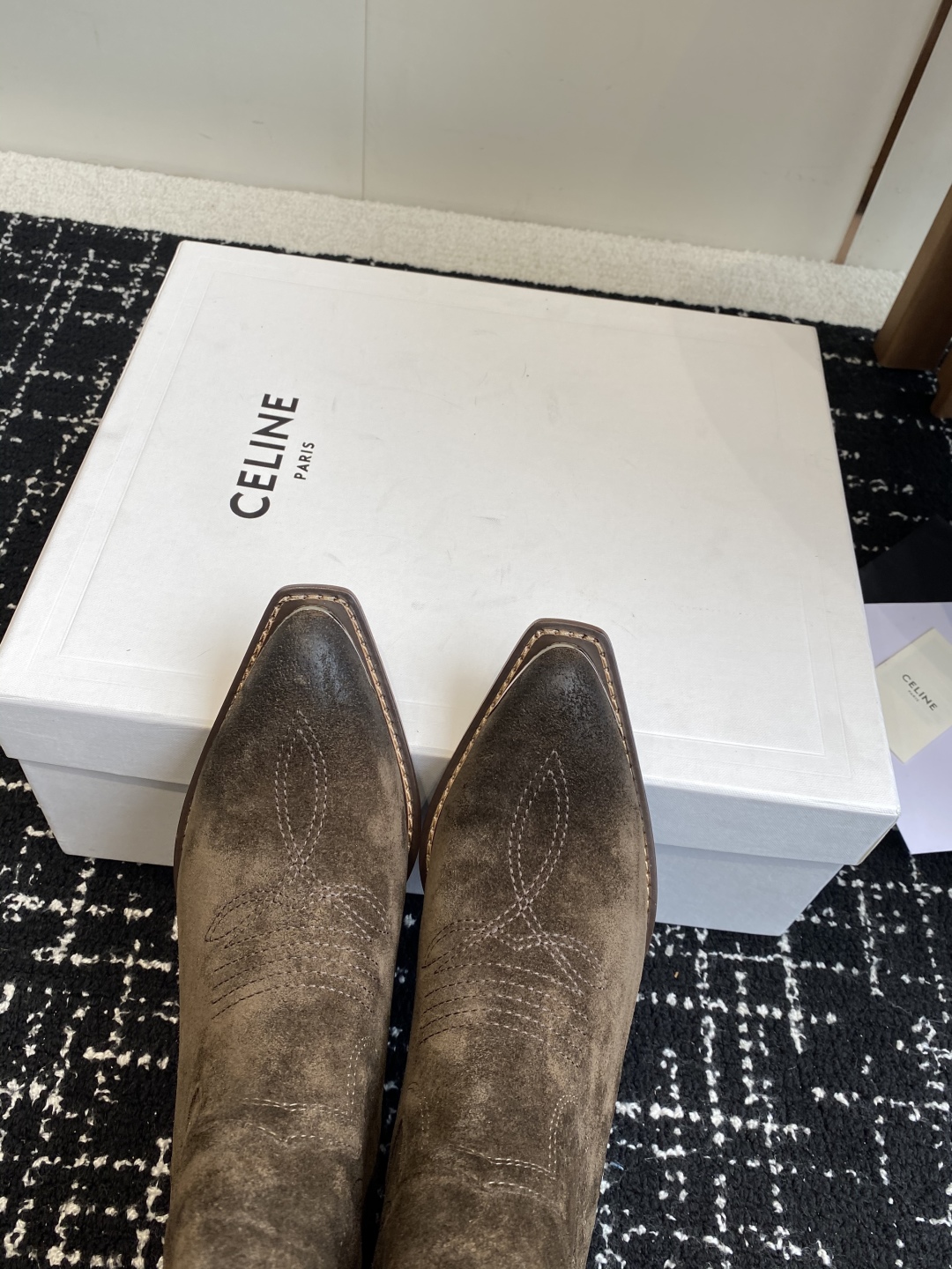 代购级
Celine 赛琳 25ss秋冬新品 复古粗跟 切尔西 尖头 铁扣短靴 

塞琳这一季好看的款式