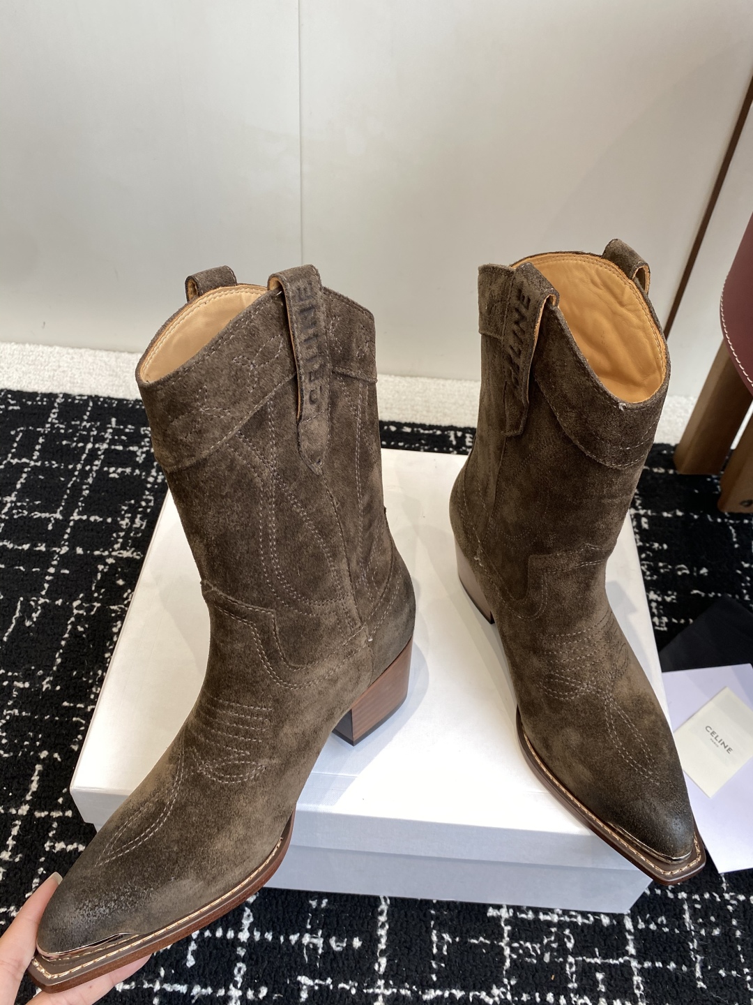 代购级
Celine 赛琳 25ss秋冬新品 复古粗跟 切尔西 尖头 铁扣短靴 

塞琳这一季好看的款式