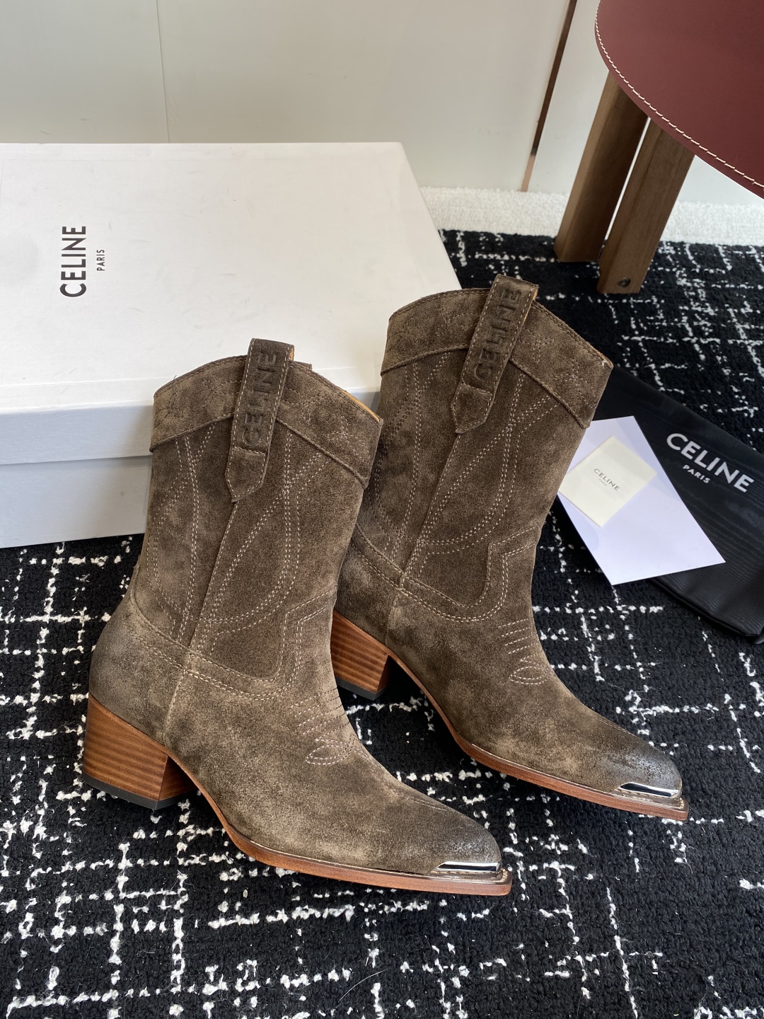 代购级
Celine 赛琳 25ss秋冬新品 复古粗跟 切尔西 尖头 铁扣短靴 

塞琳这一季好看的款式