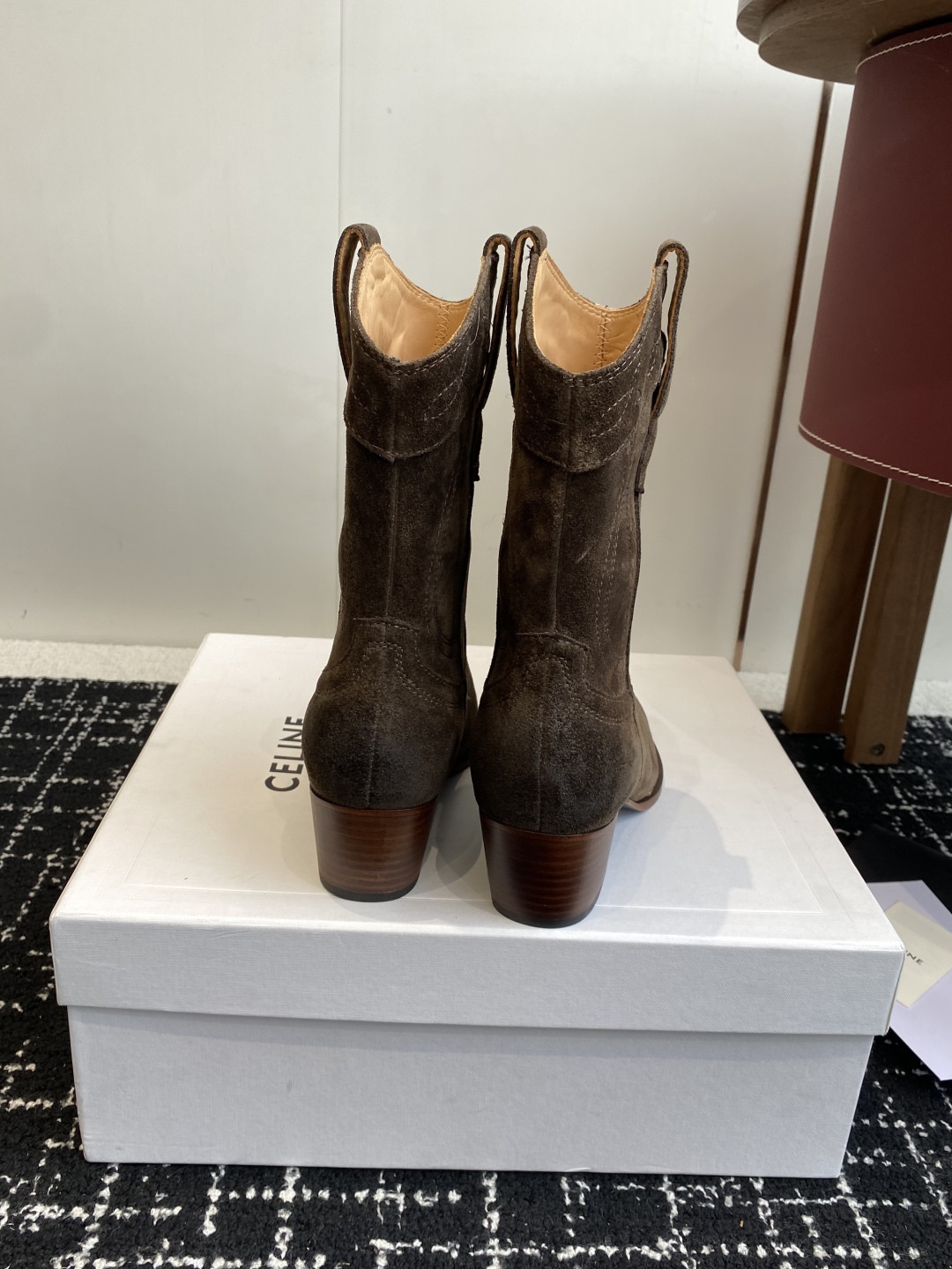 代购级
Celine 赛琳 25ss秋冬新品 复古粗跟 切尔西 尖头 铁扣短靴 

塞琳这一季好看的款式