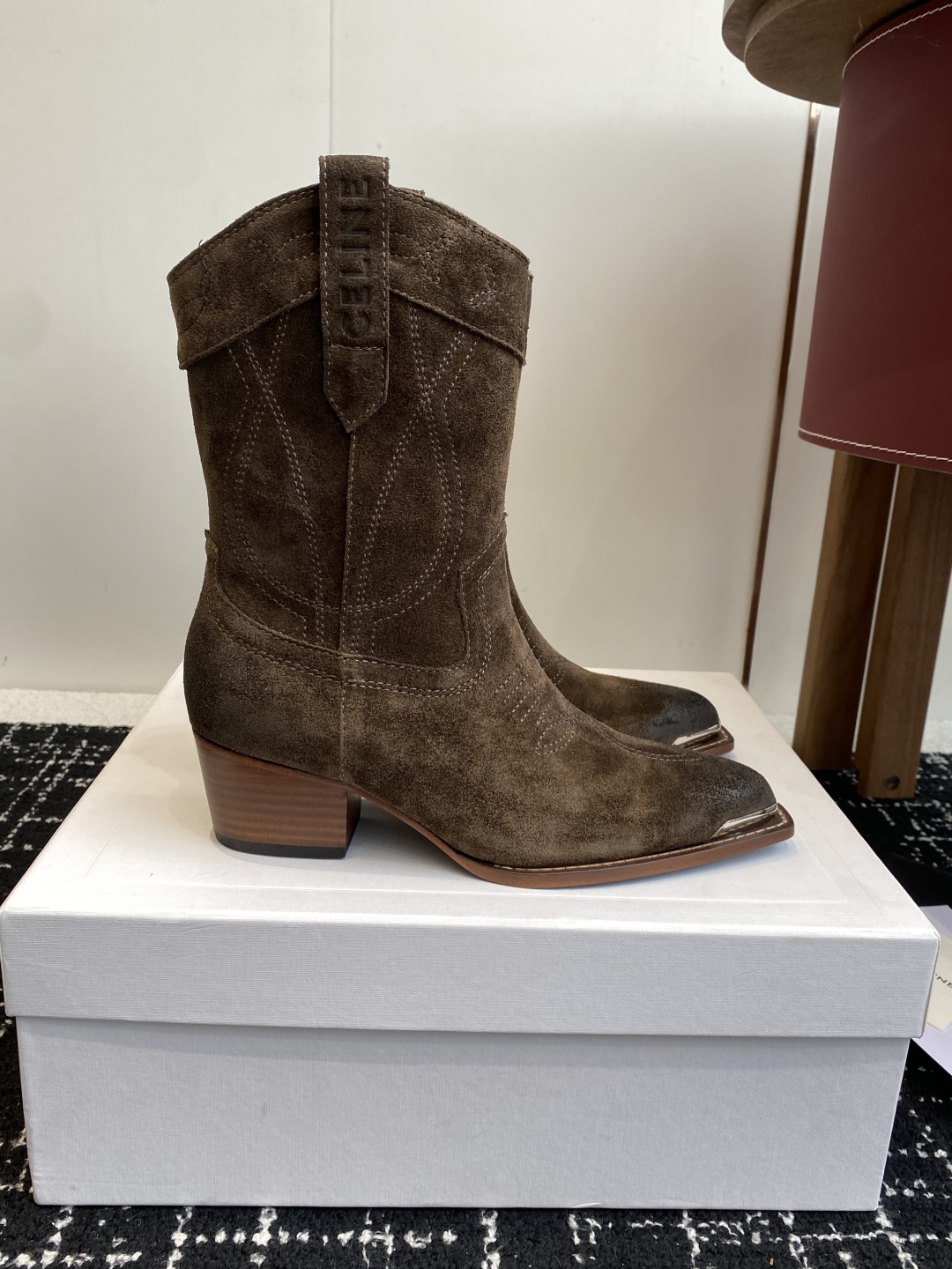 代购级
Celine 赛琳 25ss秋冬新品 复古粗跟 切尔西 尖头 铁扣短靴 

塞琳这一季好看的款式