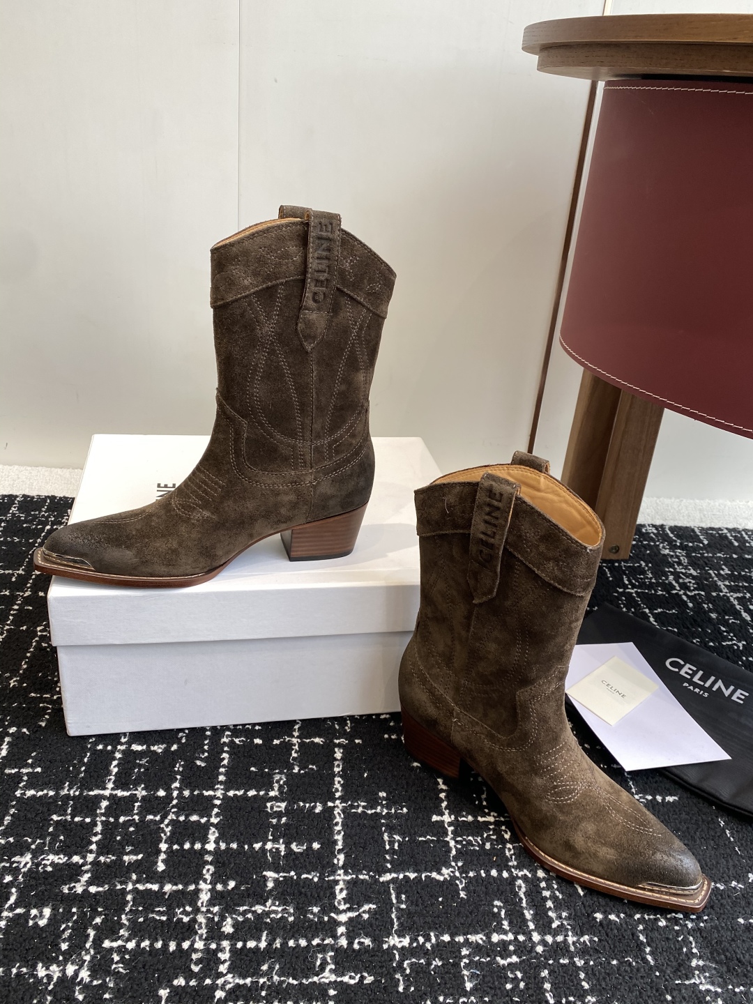 代购级
Celine 赛琳 25ss秋冬新品 复古粗跟 切尔西 尖头 铁扣短靴 

塞琳这一季好看的款式